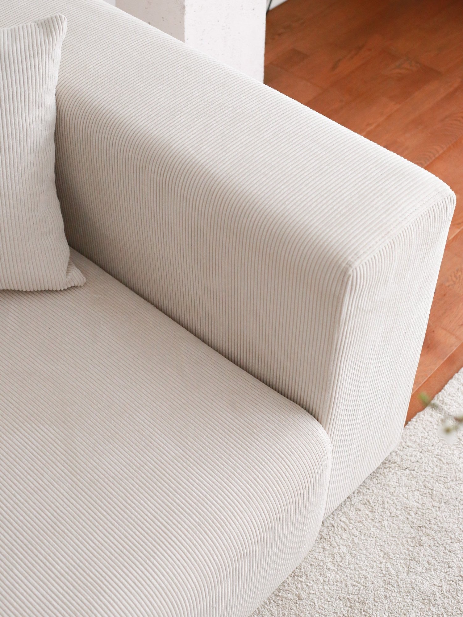 Sofá de canto branco elegante, 222 cm de largura, 100% veludo, estrutura 100% madeira de carpa, 89 cm de altura, 110 cm de profundidade | Elegante e confortável para espaços de convivência modernos