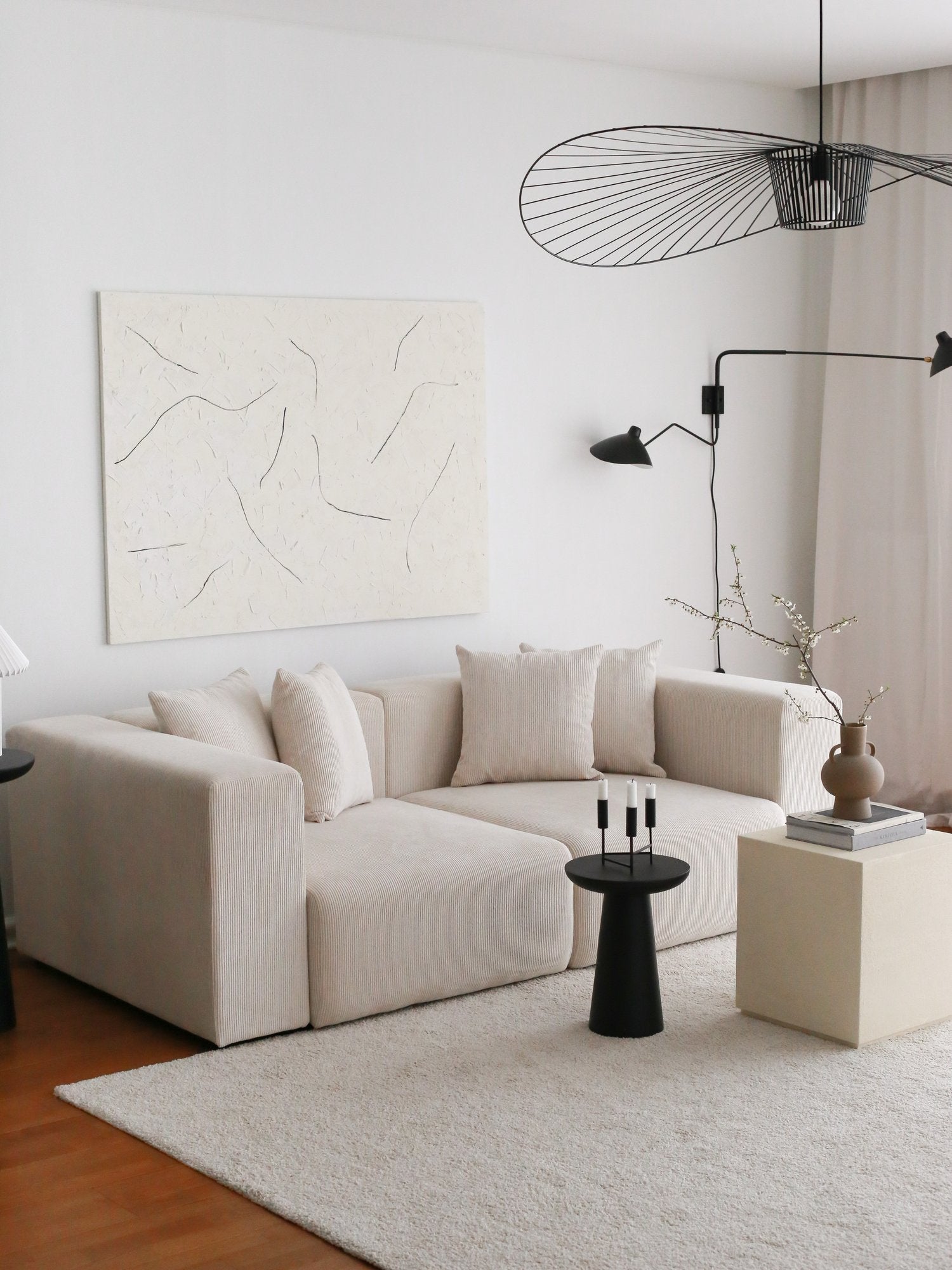 Sofá elegante de 3 lugares, veludo branco, 222 x 110 x 89 cm | Estrutura 100% madeira de carpa, pernas de plástico | Conforto e estilo para salas de estar modernas