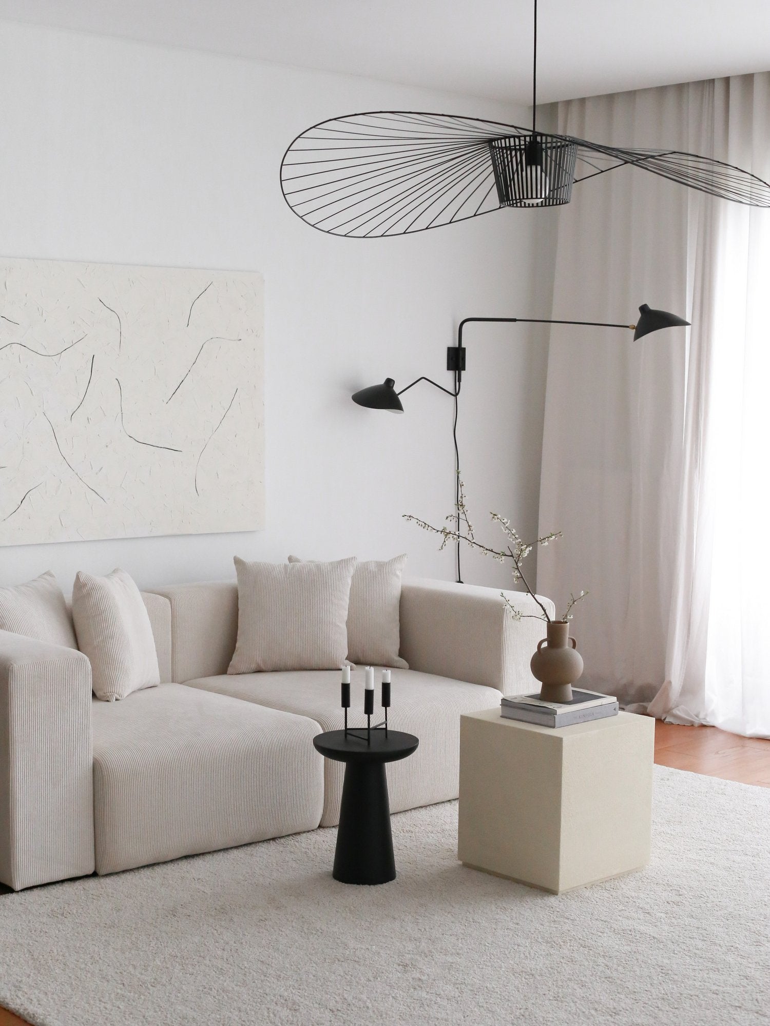 Sofá elegante de 3 lugares, veludo branco, 222 x 110 x 89 cm | Estrutura 100% madeira de carpa, pernas de plástico | Conforto e estilo para salas de estar modernas