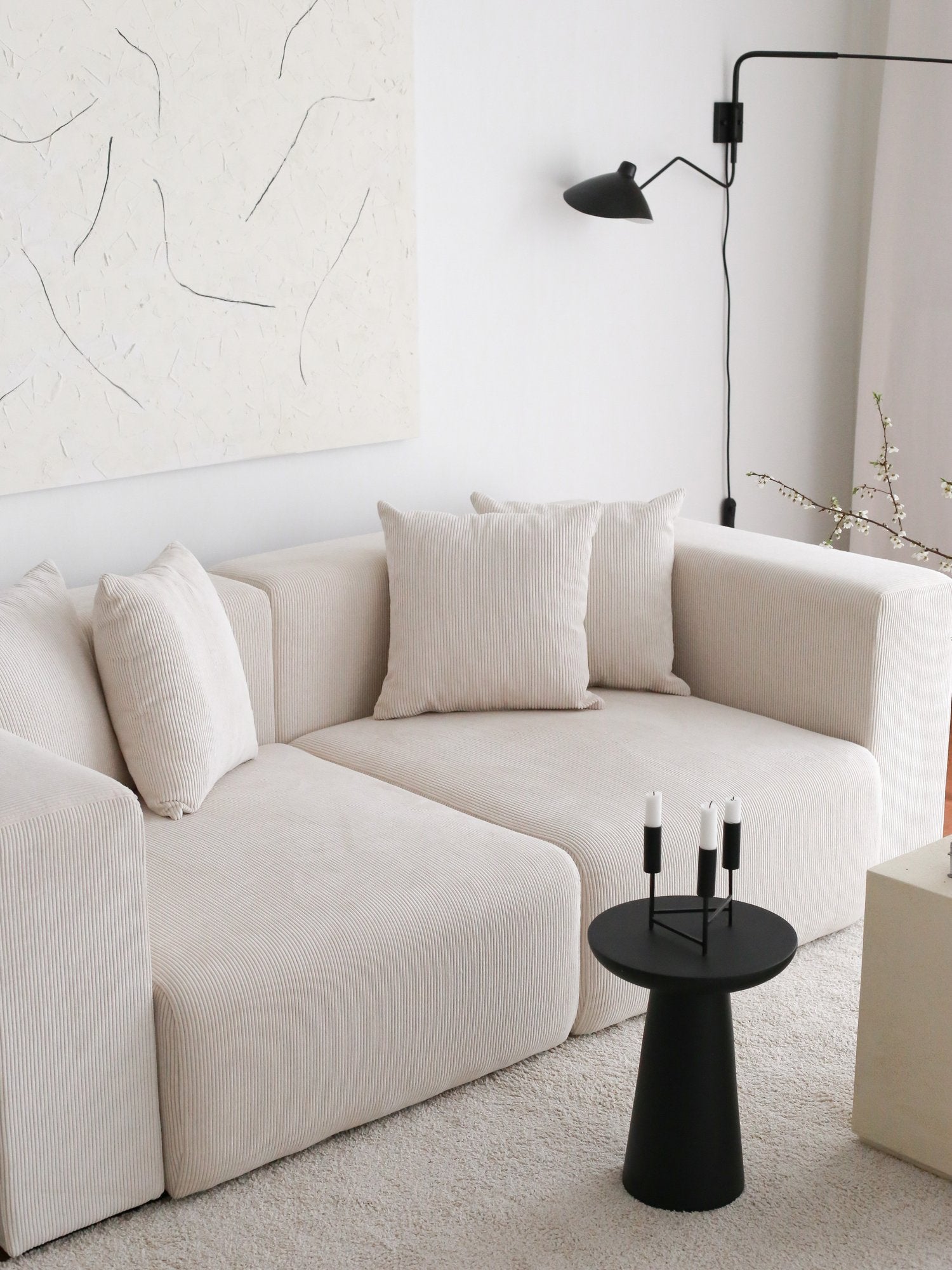 Sofá elegante de 3 lugares, veludo branco, 222 x 110 x 89 cm | Estrutura 100% madeira de carpa, pernas de plástico | Conforto e estilo para salas de estar modernas
