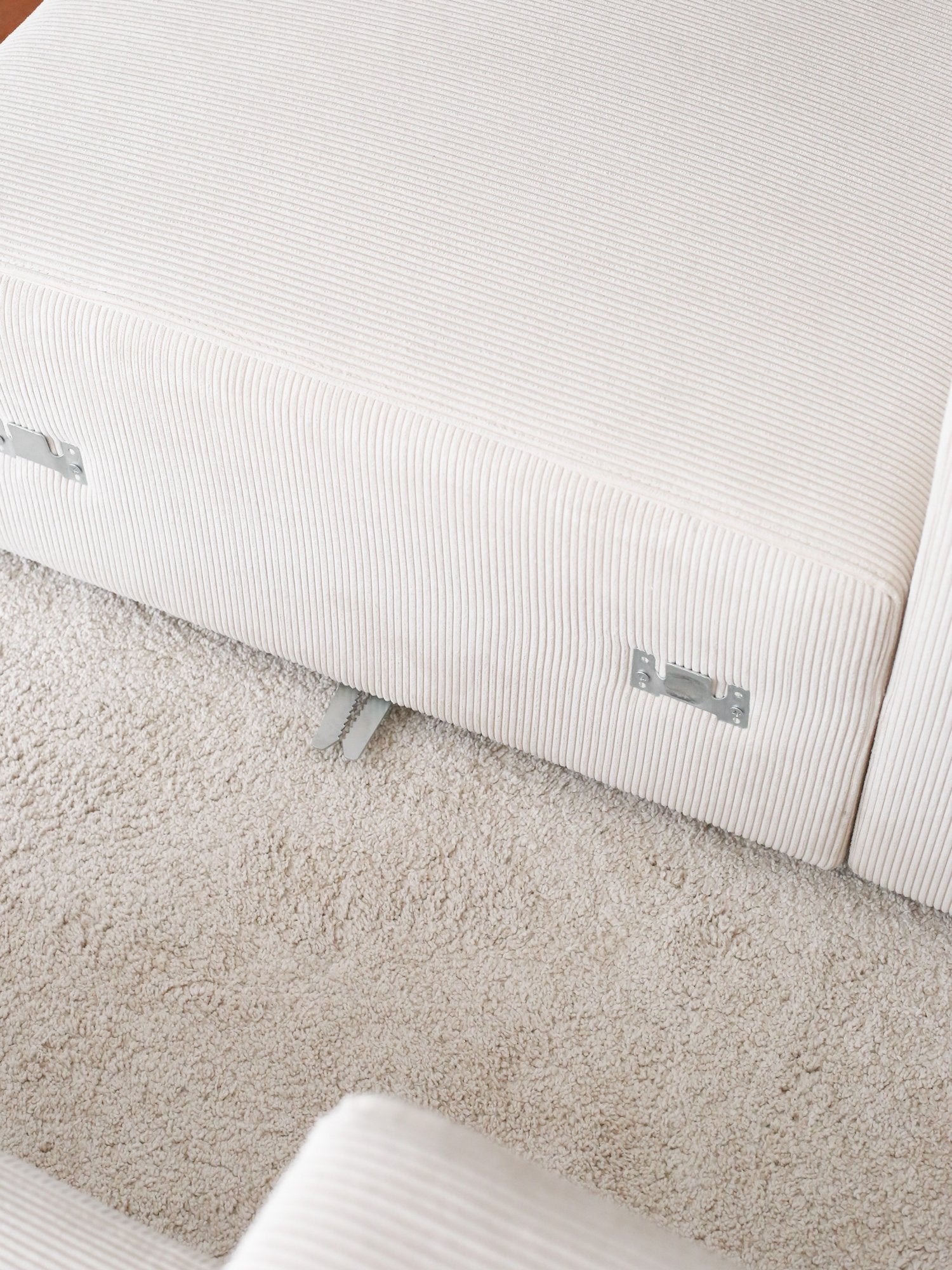 Sofá elegante de 3 lugares, veludo branco, 222 x 110 x 89 cm | Estrutura 100% madeira de carpa, pernas de plástico | Conforto e estilo para salas de estar modernas