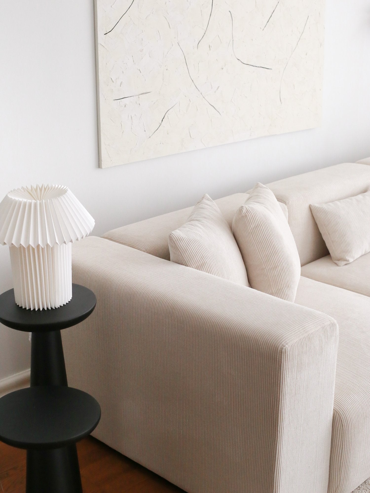 Sofá de canto branco elegante, 305 cm | Tecido 100% veludo, estrutura de madeira de carpa, pernas de plástico | Perfeito para salas de estar modernas, design elegante e confortável