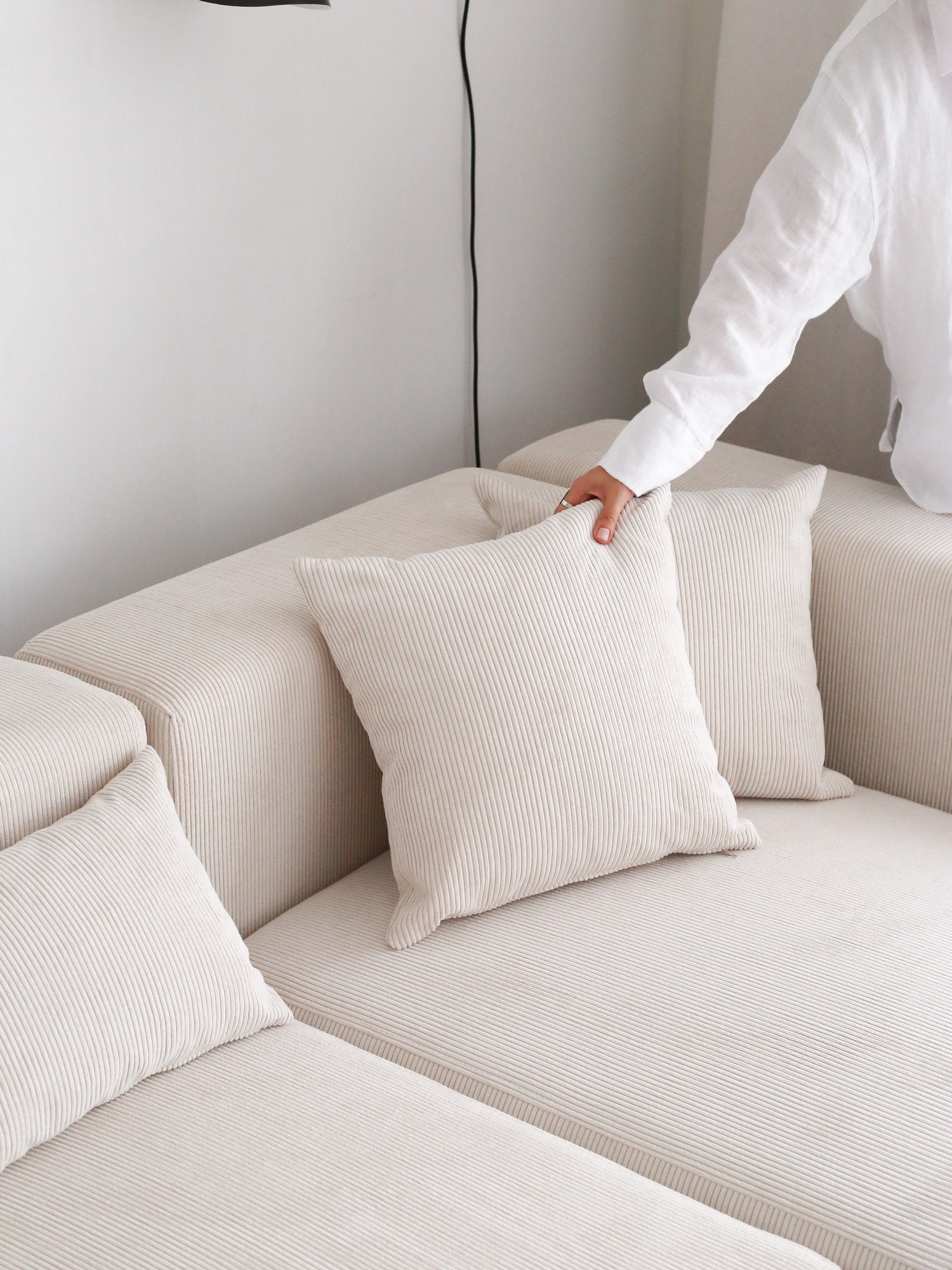 Sofá de canto branco elegante, 305 cm | Tecido 100% veludo, estrutura de madeira de carpa, pernas de plástico | Perfeito para salas de estar modernas, design elegante e confortável