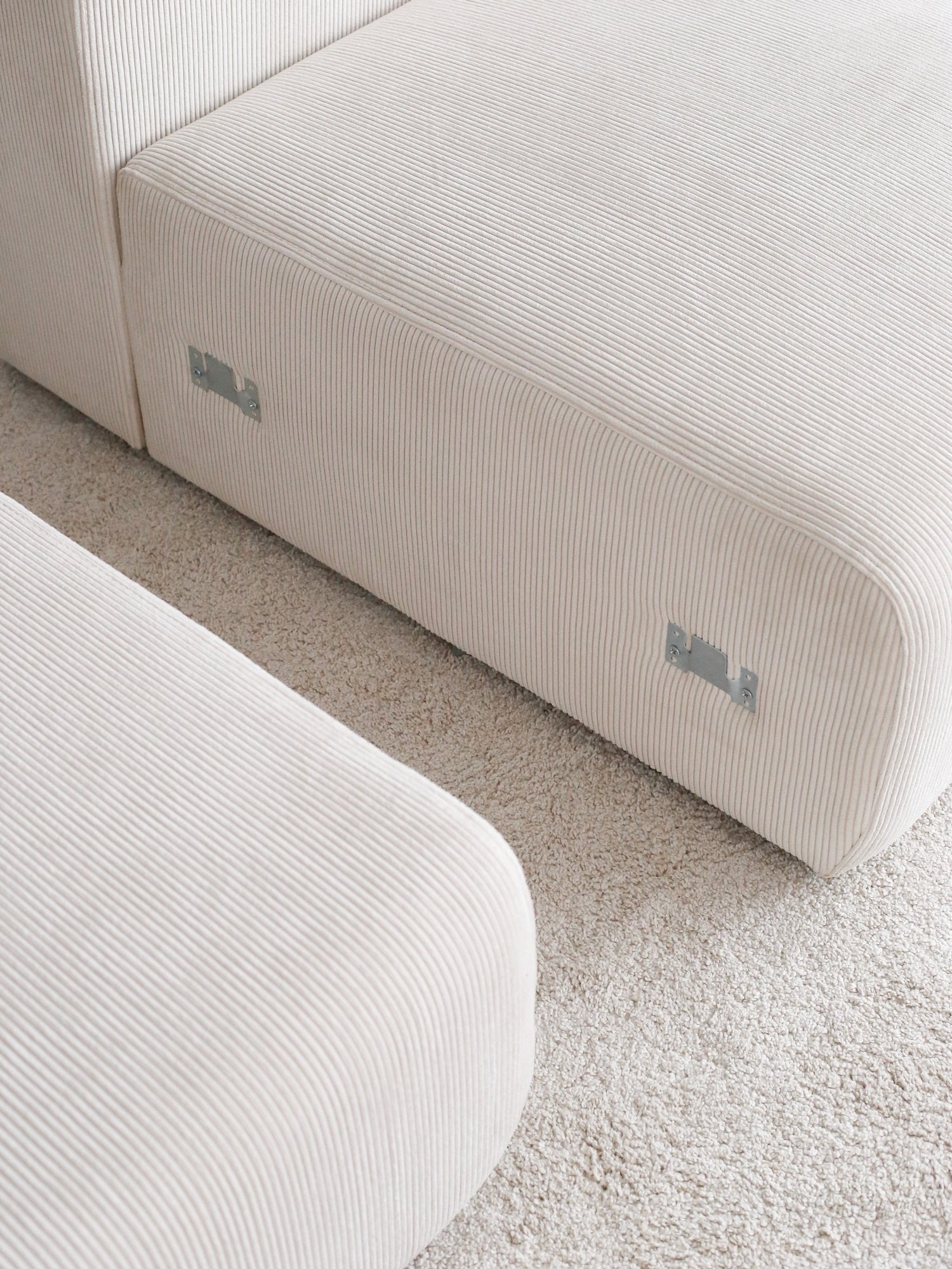 Sofá de canto branco elegante, 305 cm | Tecido 100% veludo, estrutura de madeira de carpa, pernas de plástico | Perfeito para salas de estar modernas, design elegante e confortável