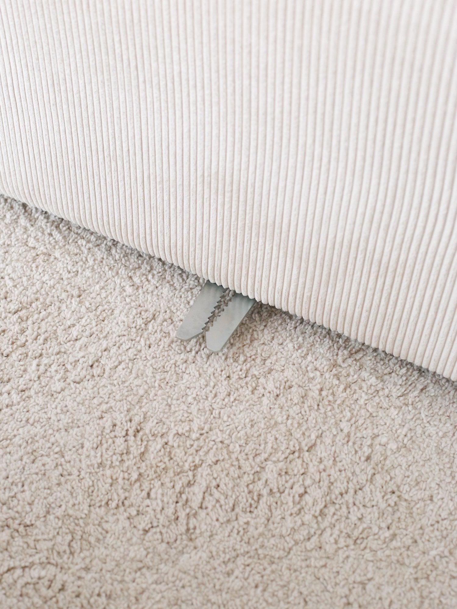 Sofá de canto branco elegante, 305 cm | Tecido 100% veludo, estrutura de madeira de carpa, pernas de plástico | Perfeito para salas de estar modernas, design elegante e confortável