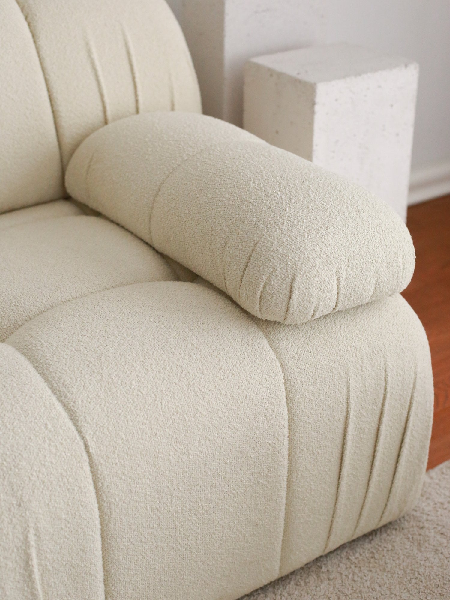Sofá elegante de 2 lugares, branco, 178 x 74 x 89 cm | Estrutura 100% madeira de carpa, tecido 100% pelúcia, pernas de plástico | Perfeito para salas de estar modernas e espaços aconchegantes
