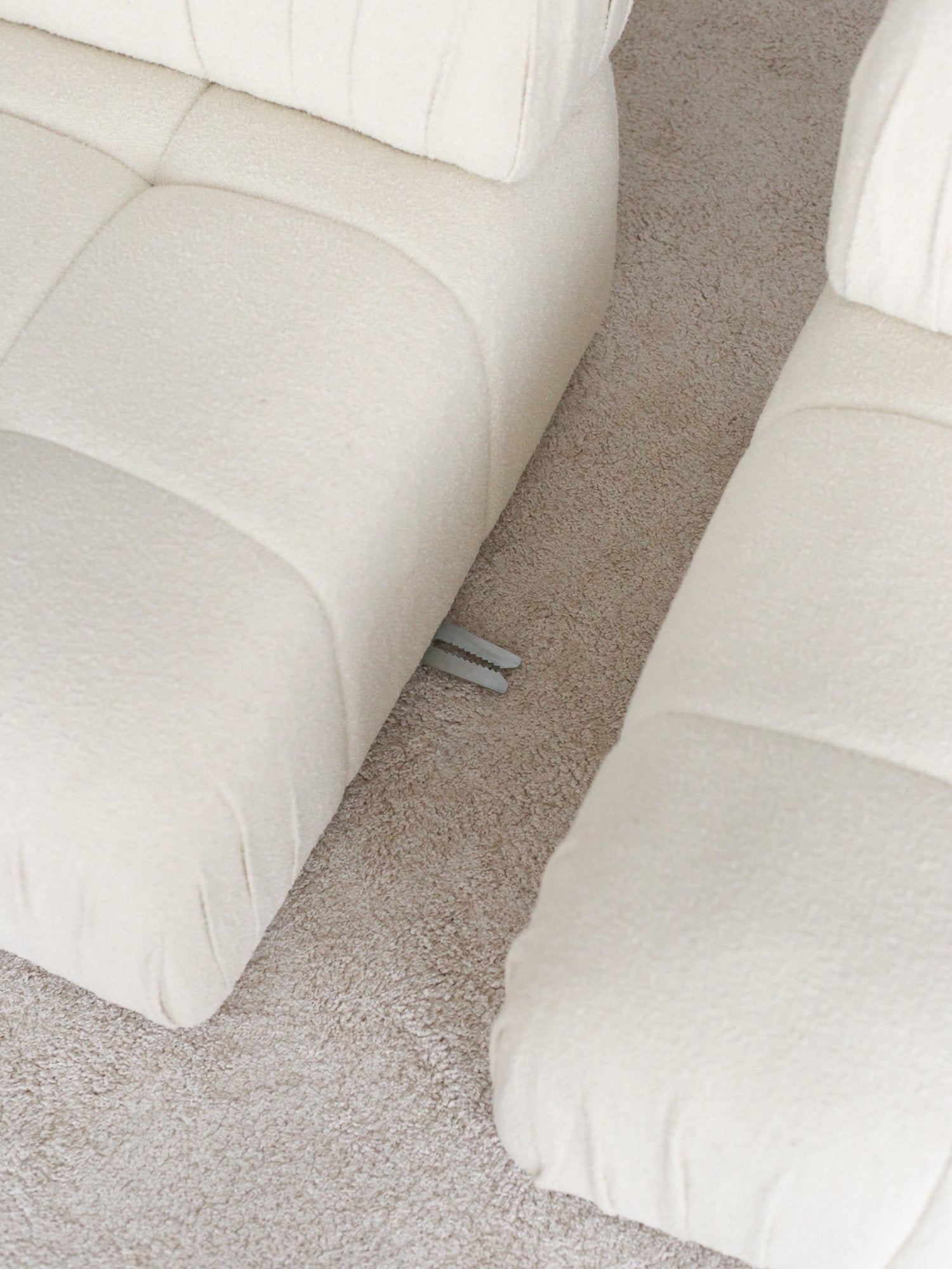 Sofá elegante de 3 lugares, branco, 267 cm | Estrutura 100% madeira de carpa, tecido 100% pelúcia | Design confortável com pernas de plástico, perfeito para espaços modernos