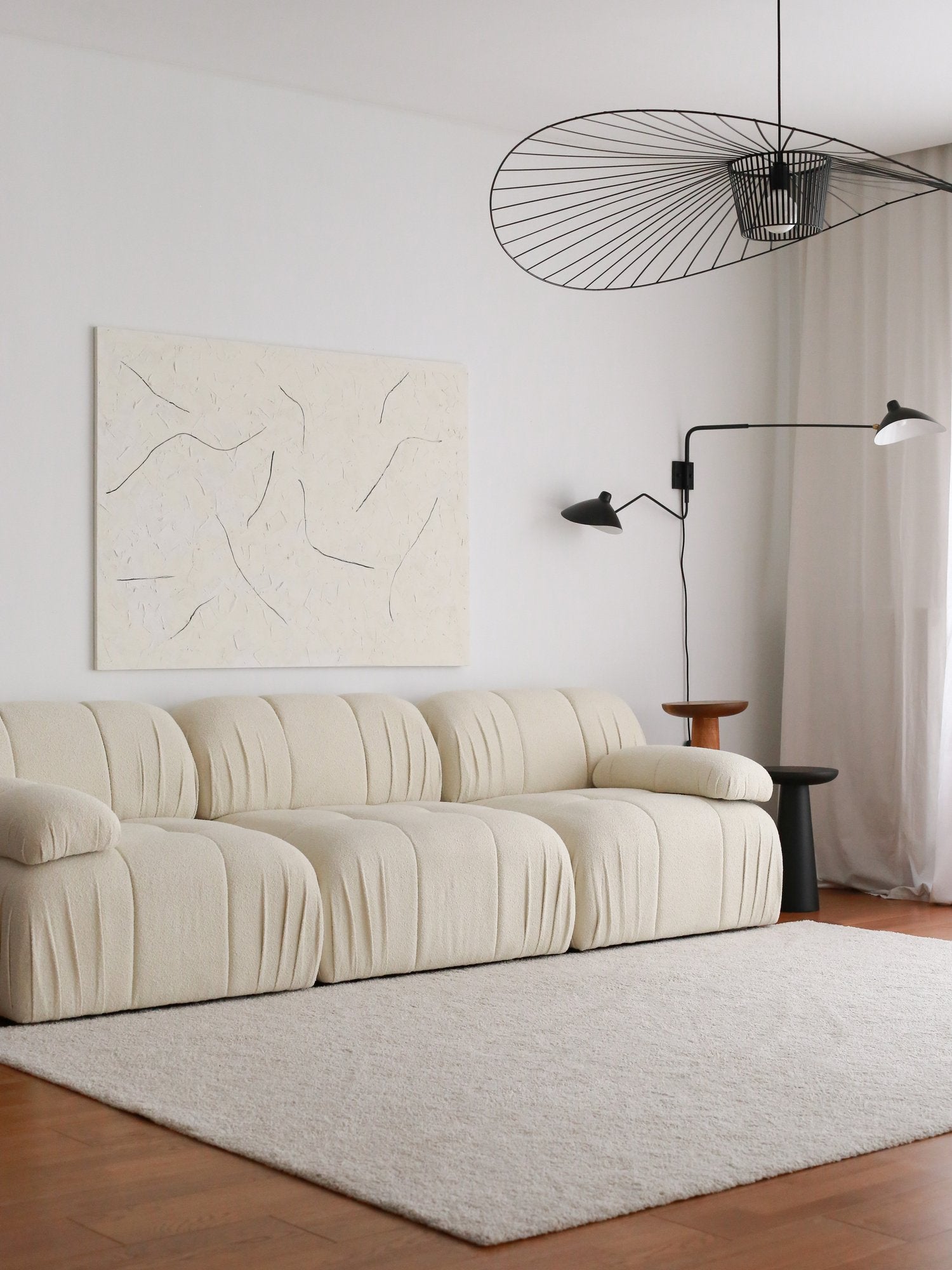 Sofá elegante de 3 lugares, branco, 267 cm | Estrutura 100% madeira de carpa, tecido 100% pelúcia | Design confortável com pernas de plástico, perfeito para espaços modernos