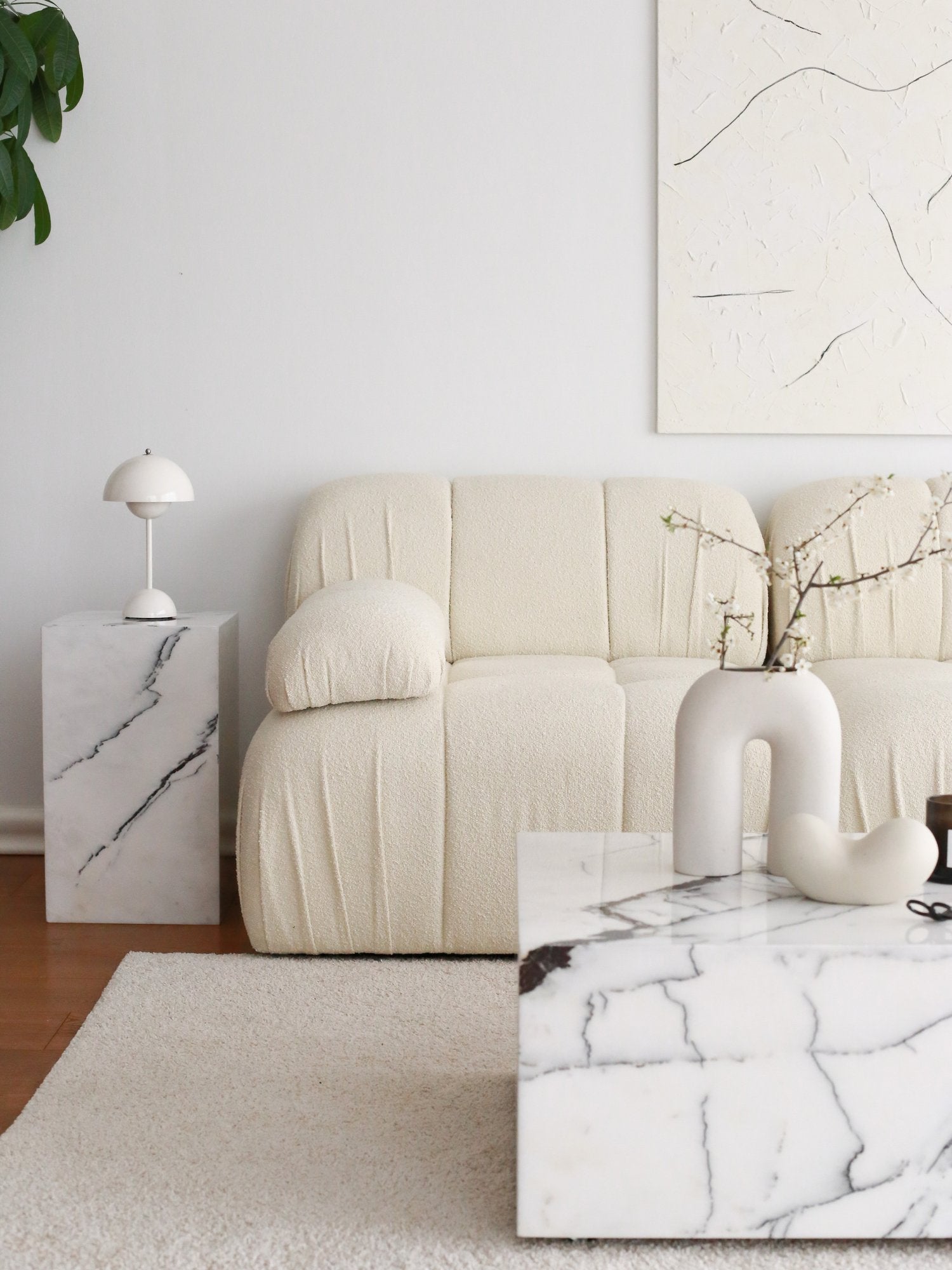 Sofá elegante de 3 lugares, branco, 267 cm | Estrutura 100% madeira de carpa, tecido 100% pelúcia | Design confortável com pernas de plástico, perfeito para espaços modernos