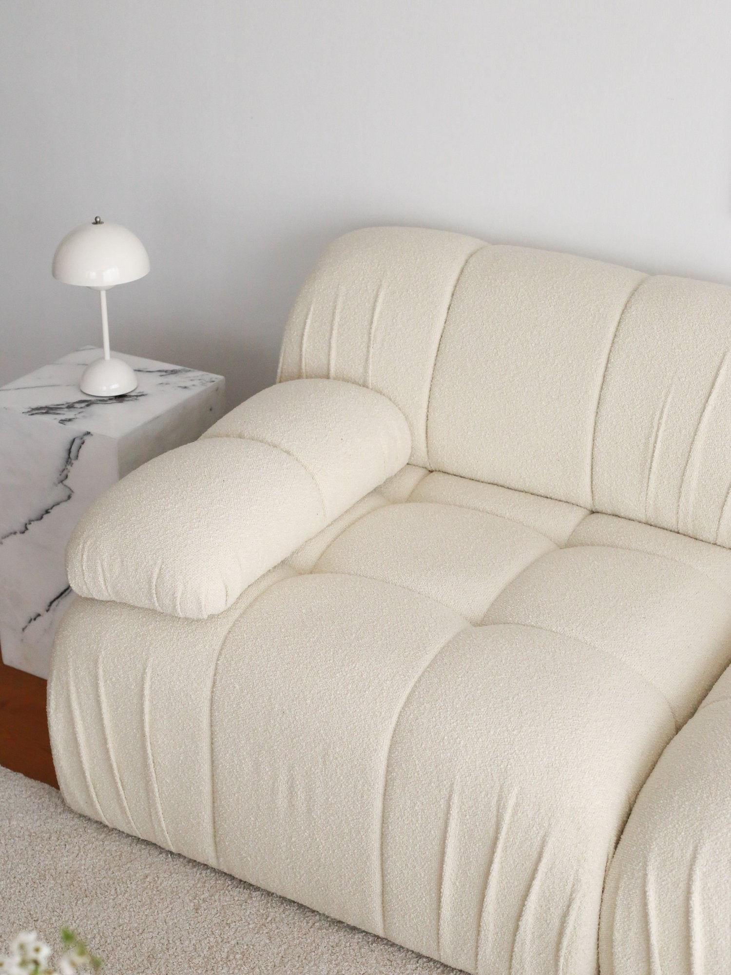 Sofá elegante de 3 lugares, branco, 267 cm | Estrutura 100% madeira de carpa, tecido 100% pelúcia | Design confortável com pernas de plástico, perfeito para espaços modernos