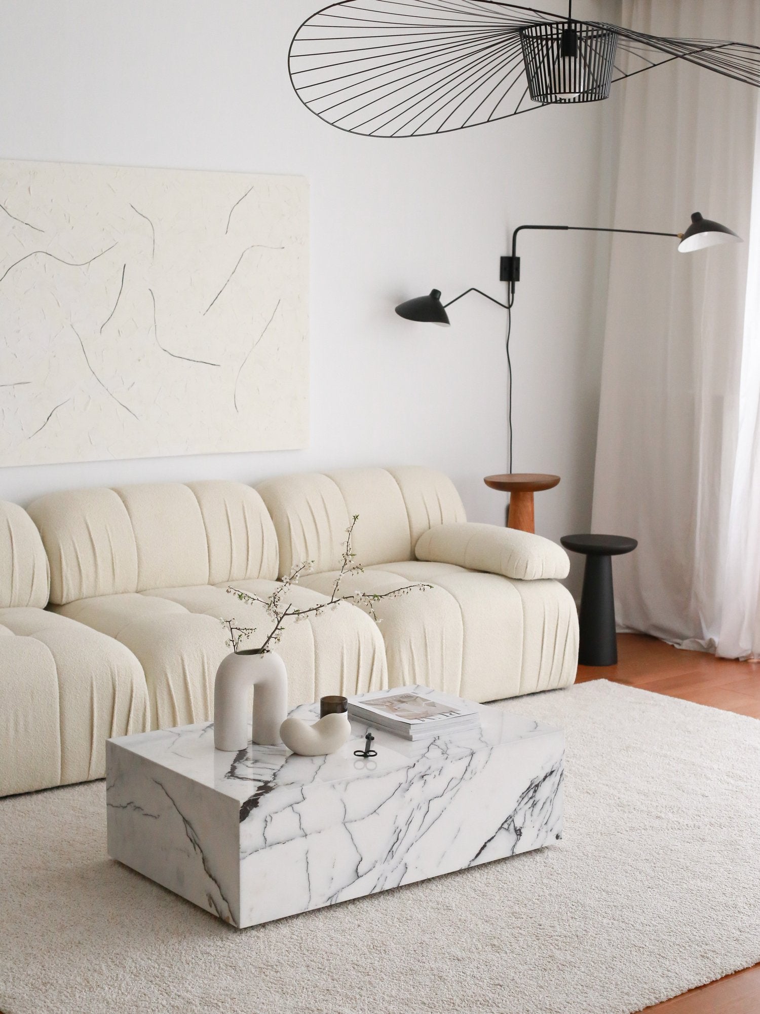 Sofá elegante de 3 lugares, branco, 267 cm | Estrutura 100% madeira de carpa, tecido 100% pelúcia | Design confortável com pernas de plástico, perfeito para espaços modernos