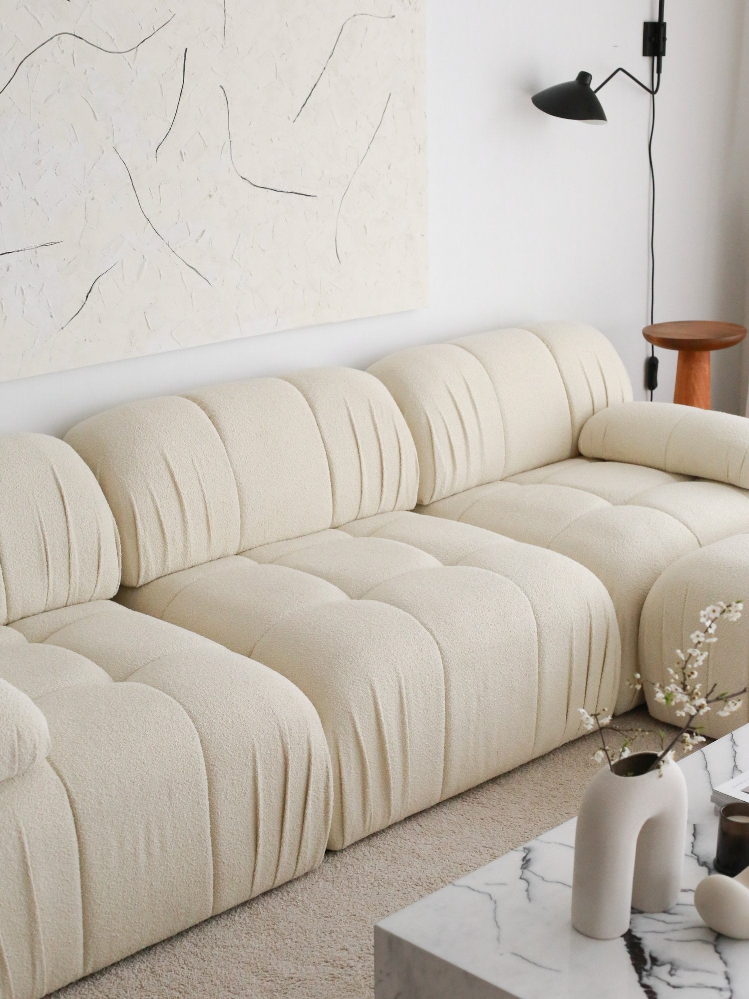 Sofá elegante de 3 lugares, branco, 267 cm | Estrutura 100% madeira de carpa, tecido 100% pelúcia | Design confortável com pernas de plástico, perfeito para espaços modernos