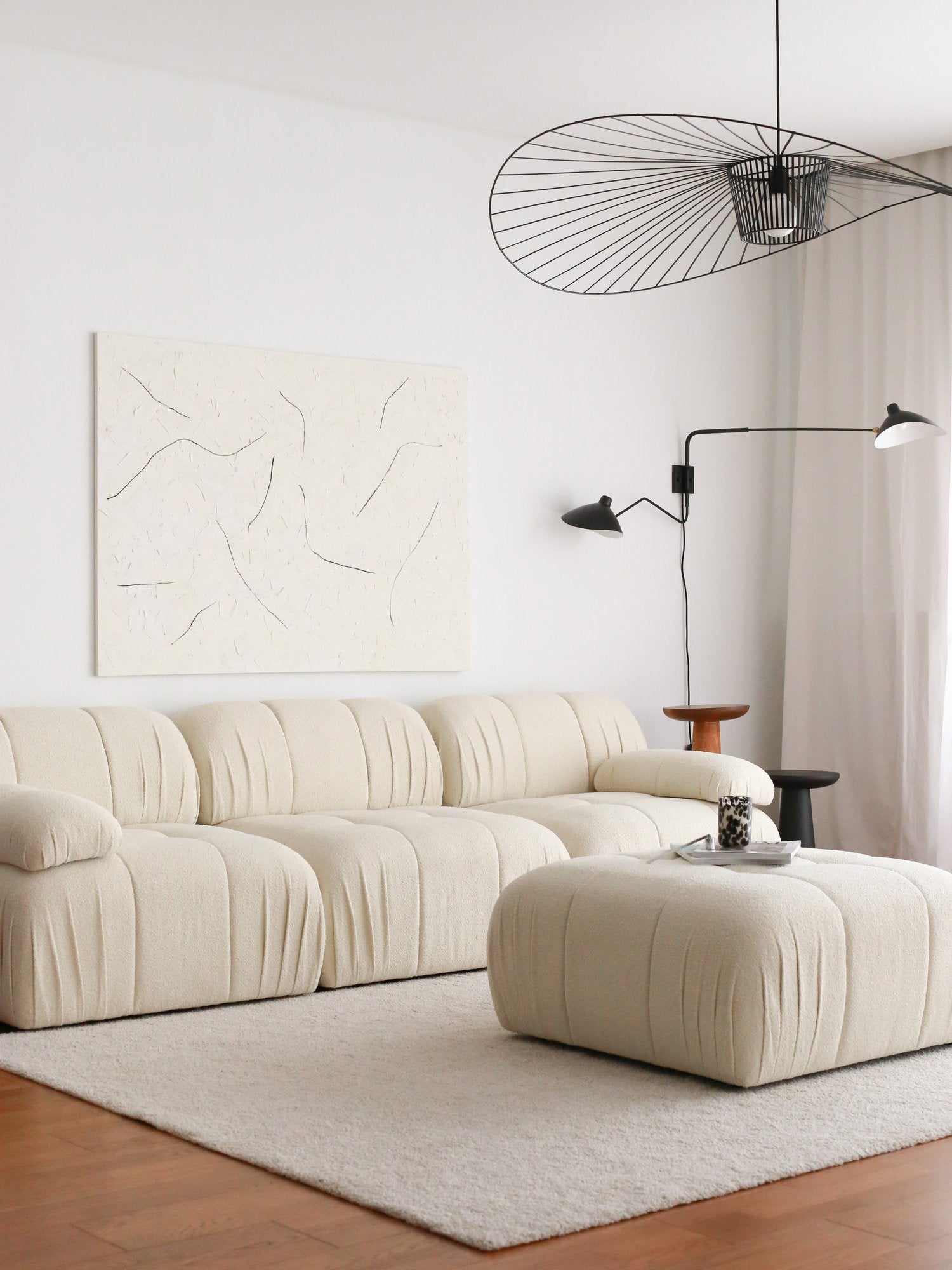 Sofá elegante de 3 lugares, branco, 267 cm | Estrutura 100% madeira de carpa, tecido 100% pelúcia | Design confortável com pernas de plástico, perfeito para espaços modernos