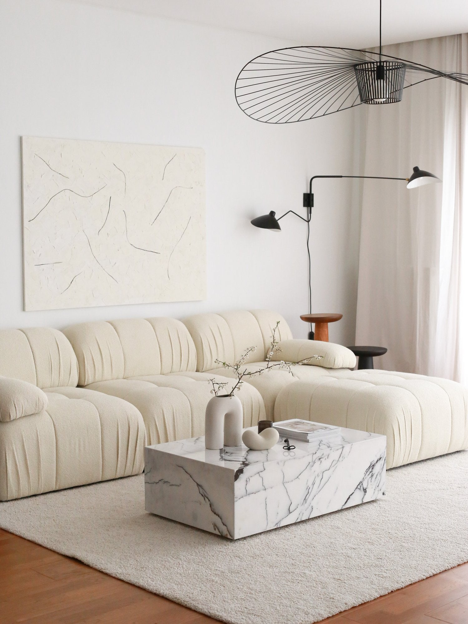 Sofá de canto branco elegante, 267 cm x 149 cm x 74 cm | Estrutura 100% madeira de carpa, tecido 100% pelúcia, pernas de plástico | Elegante e confortável para espaços de vida modernos