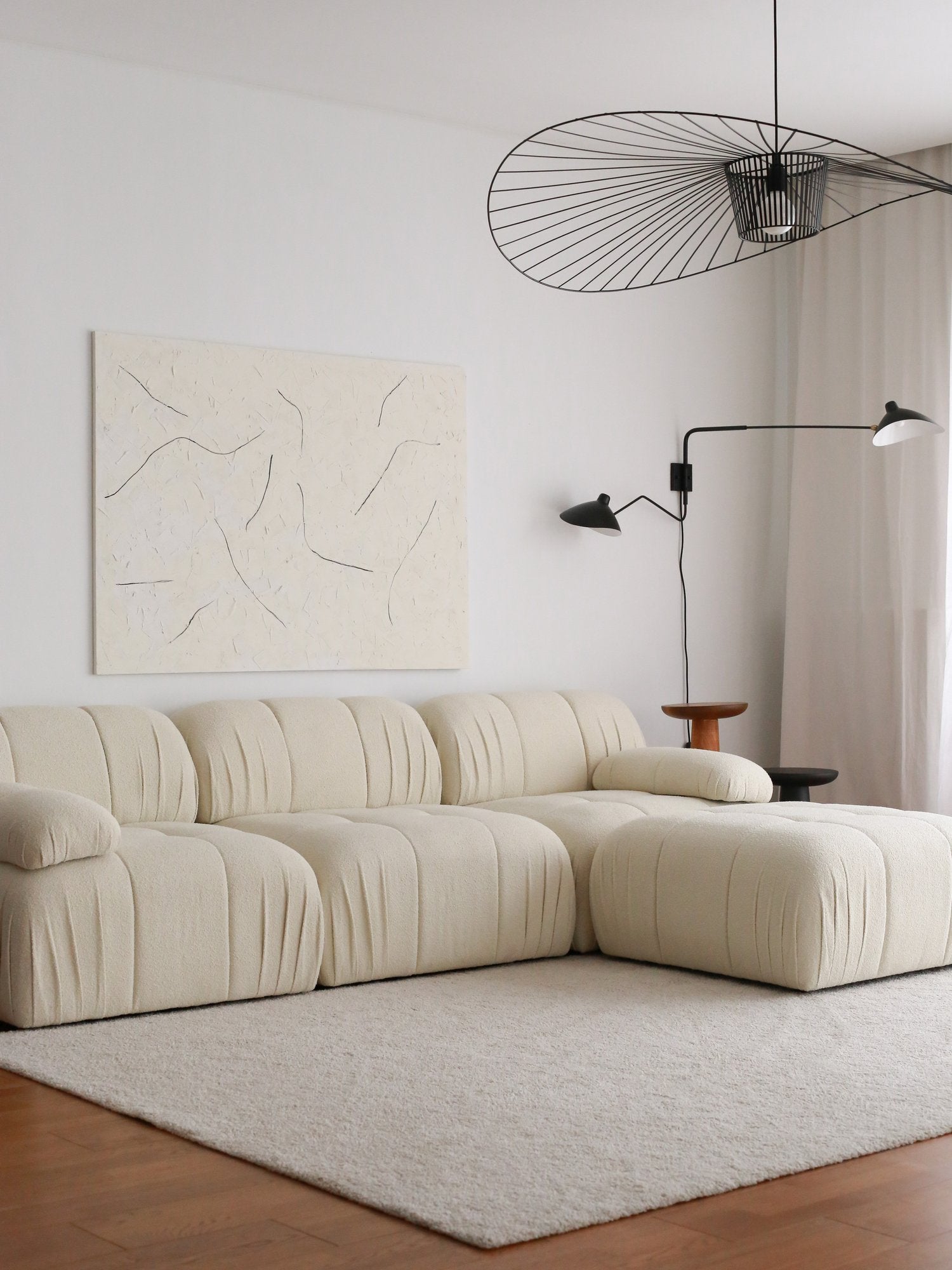 Sofá de canto branco elegante, 267 cm x 149 cm x 74 cm | Estrutura 100% madeira de carpa, tecido 100% pelúcia, pernas de plástico | Elegante e confortável para espaços de vida modernos