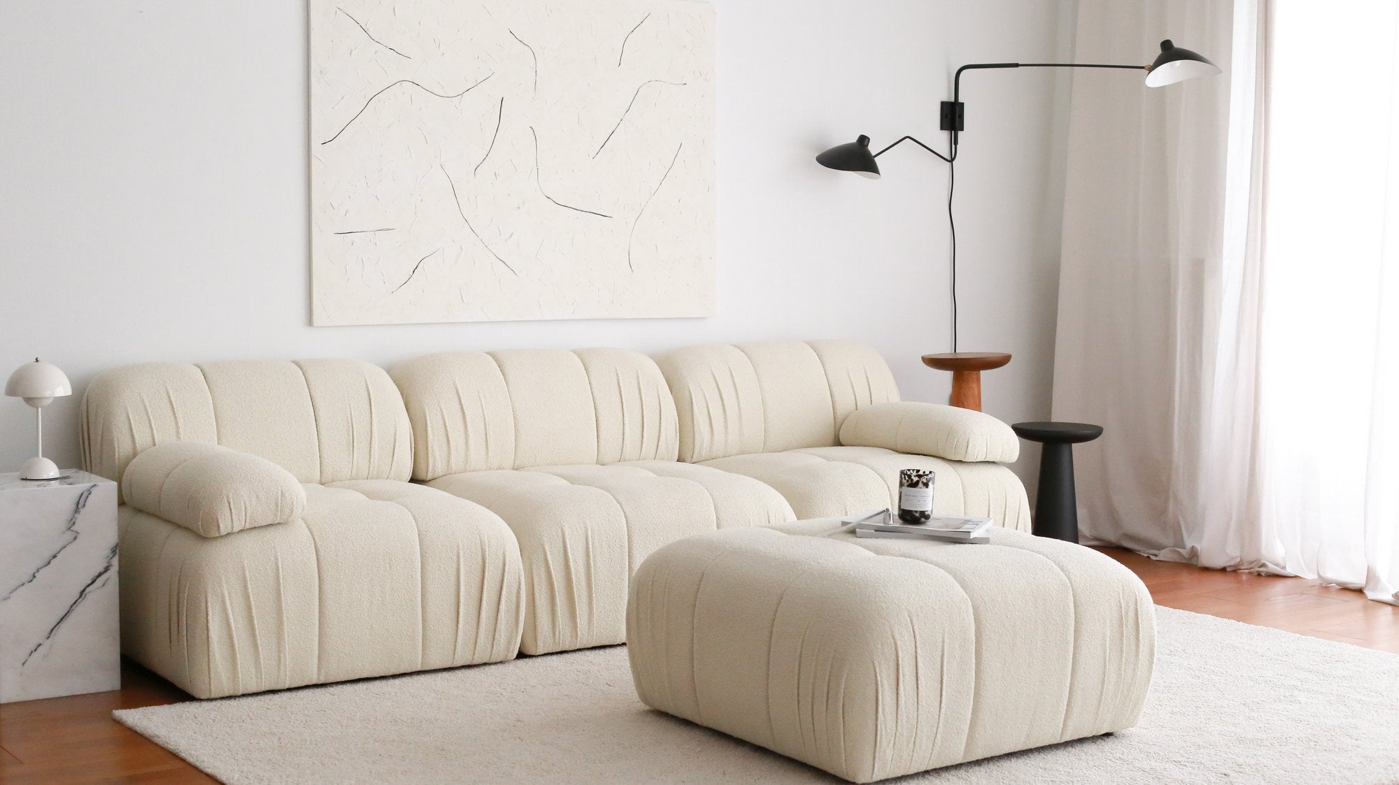 Sofá de canto branco elegante, 267 cm x 149 cm x 74 cm | Estrutura 100% madeira de carpa, tecido 100% pelúcia, pernas de plástico | Elegante e confortável para espaços de vida modernos
