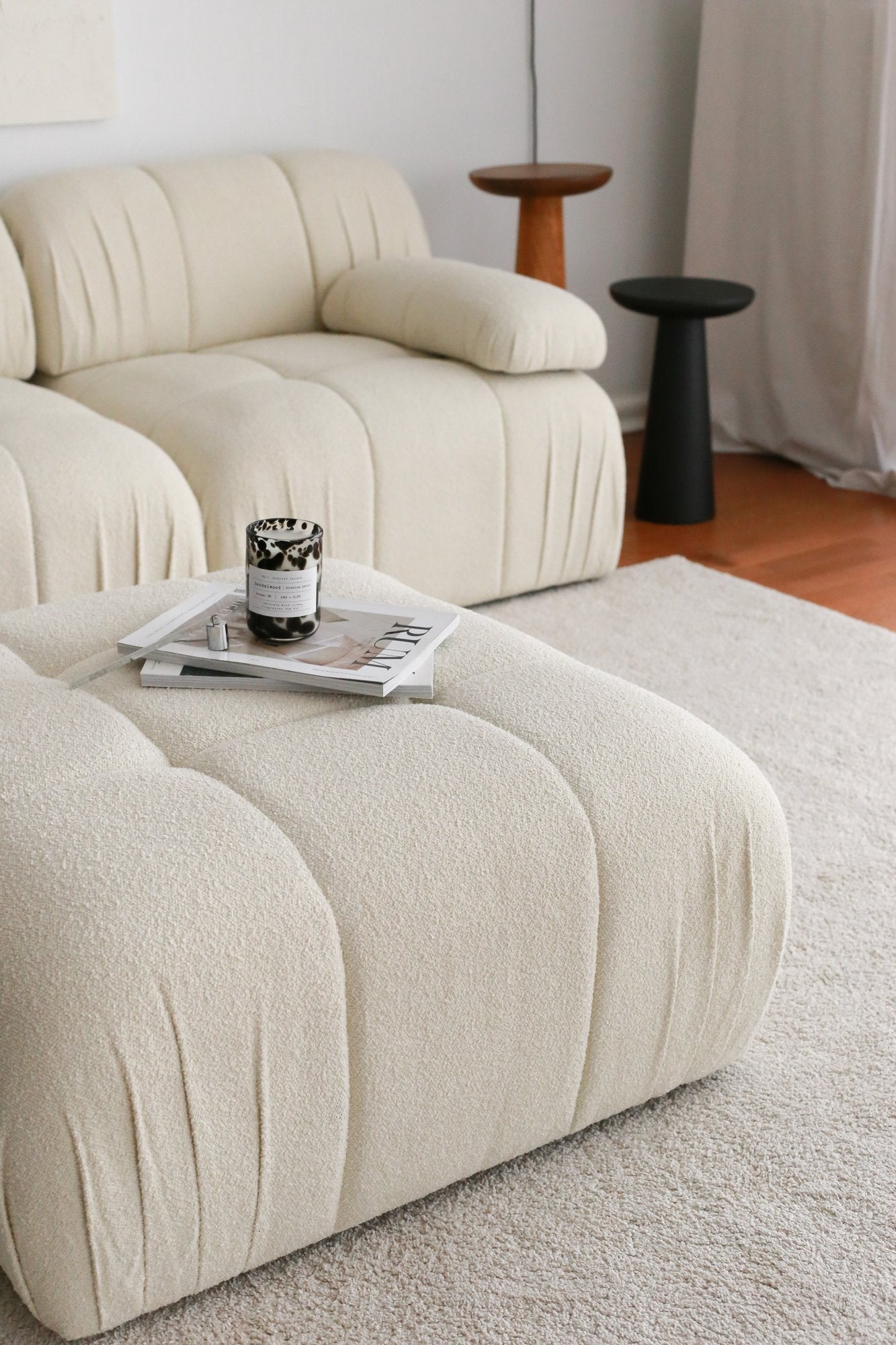 Sofá de canto branco elegante, 267 cm x 149 cm x 74 cm | Estrutura 100% madeira de carpa, tecido 100% pelúcia, pernas de plástico | Elegante e confortável para espaços de vida modernos
