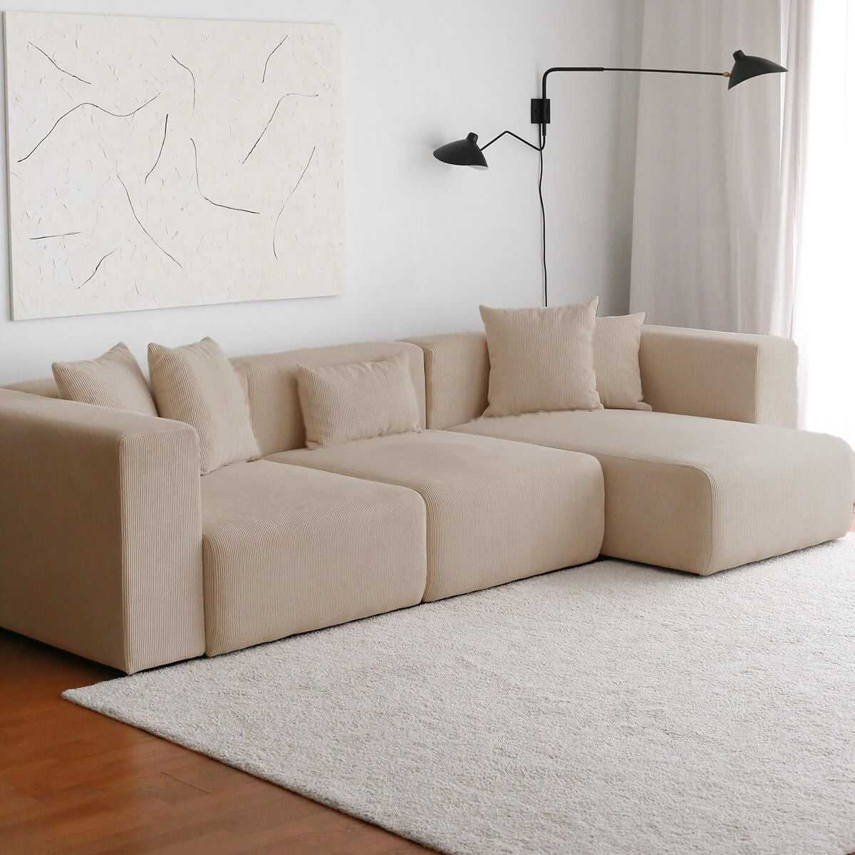 Sofá de canto elegante, veludo bege, 110 x 68 x 305 cm | Estrutura 100% ferro, almofadas de espuma macia e penas, inclui 6 travesseiros | Perfeito para espaços modernos