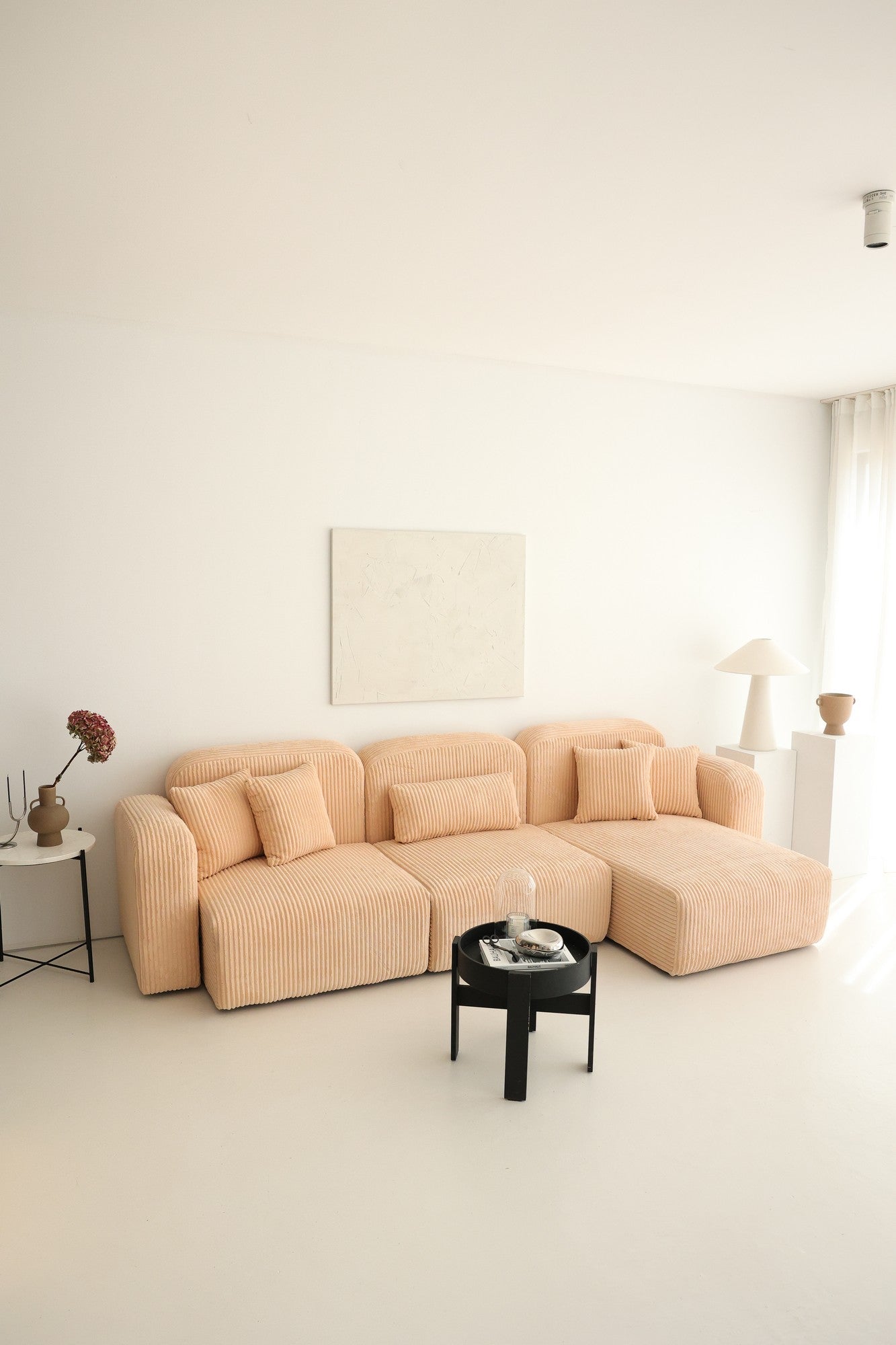 Sofá de canto elegante, 135 cm de largura, 298 cm de altura, 83 cm de profundidade | Estrutura 100% madeira, luxuoso veludo PES, espuma macia e acolchoamento de penas | Cor em pó elegante para espaços de convivência modernos