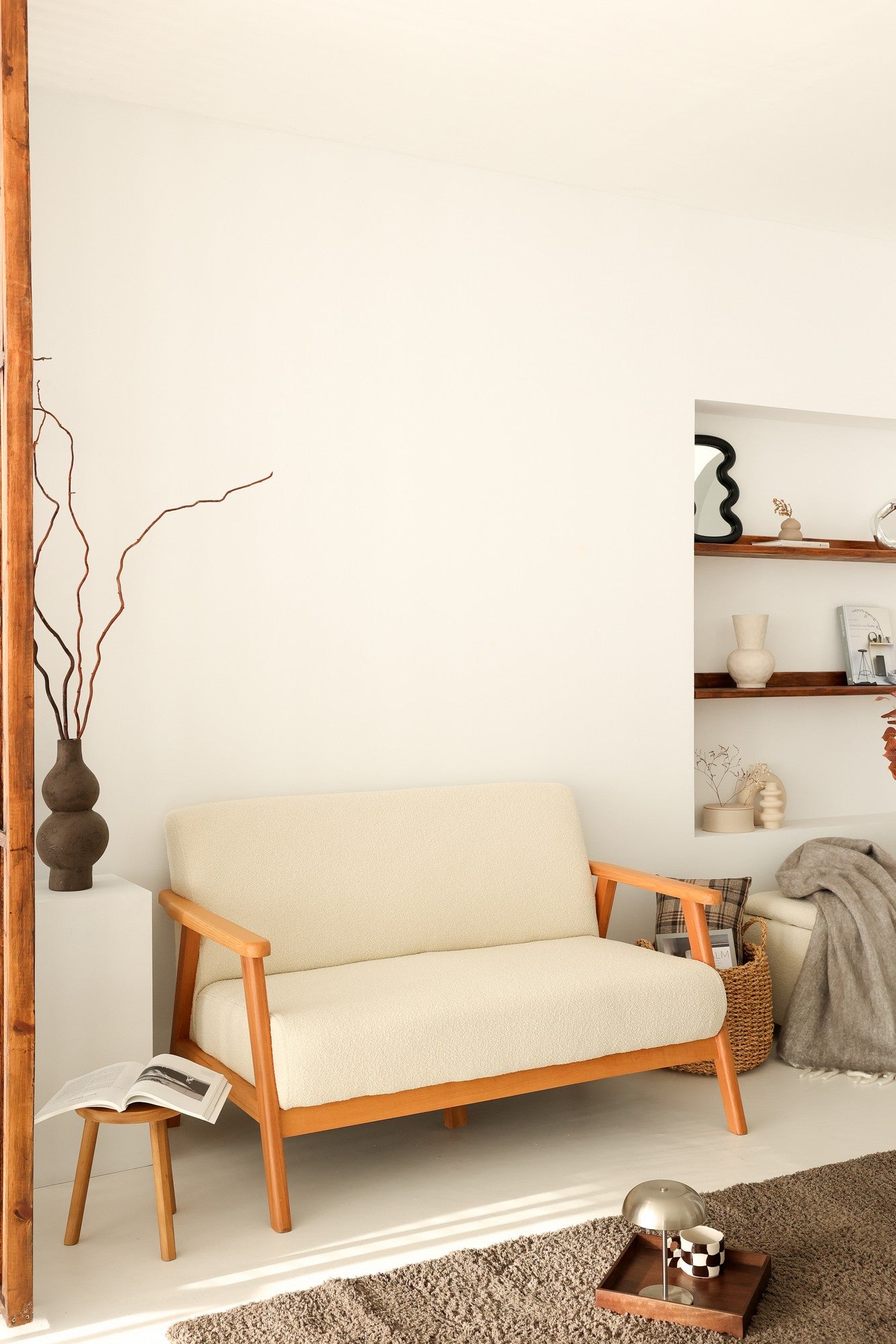 Sofá elegante de 2 lugares, veludo branco, 78 x 133 x 82 cm | Estrutura 100% madeira de carpa, espuma macia e acolchoamento de penas | Perfeito para salas de estar modernas