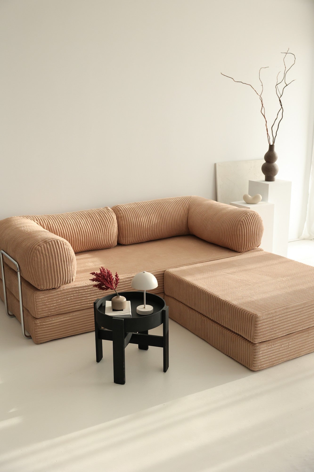 Sofá-cama de canto elegante, veludo marrom, 100 cm x 200 cm | Tecido 100% poliéster, espuma macia e almofadas de penas, inclui 2 travesseiros | Perfeito para espaços de convivência modernos