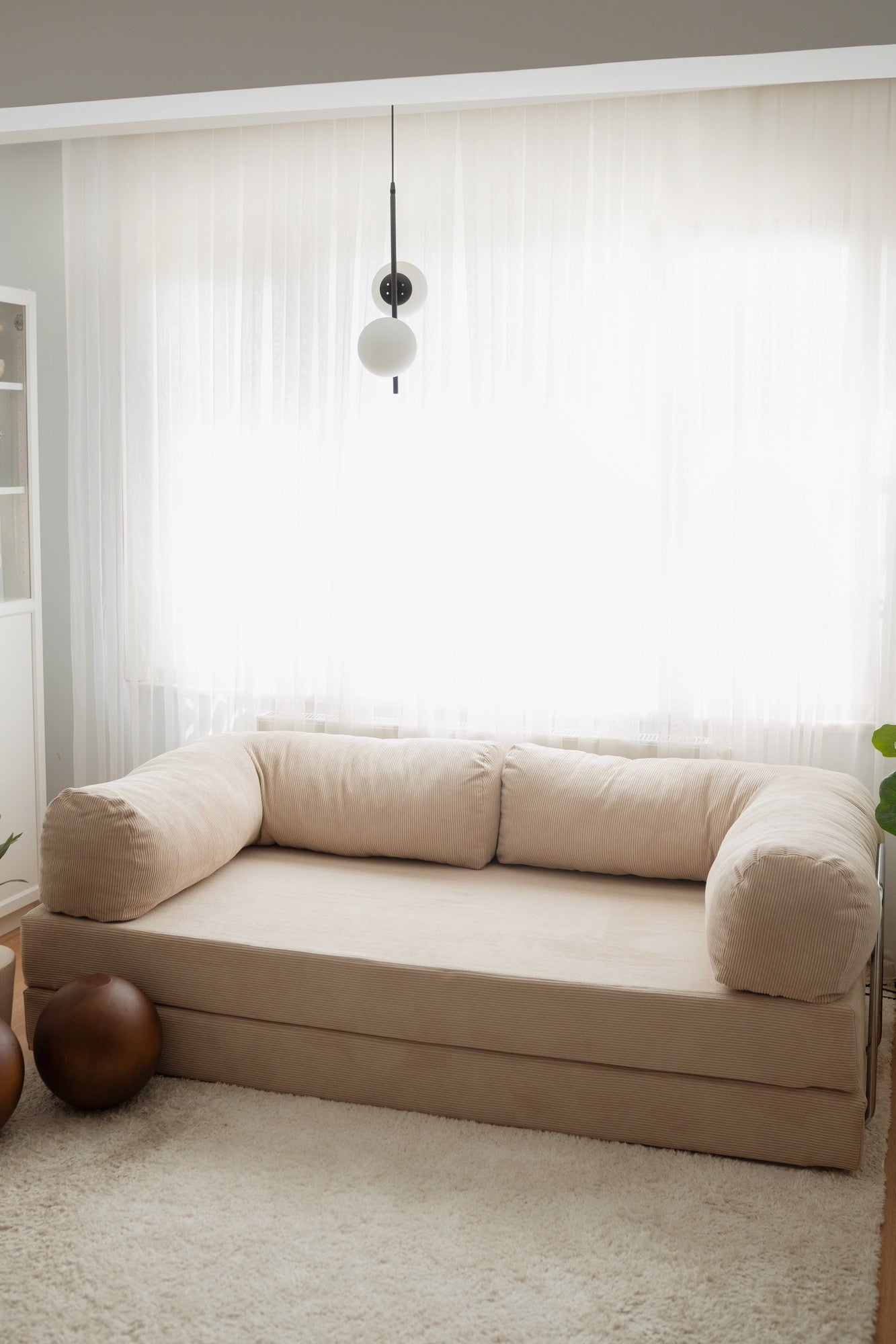 Sofá-cama elegante de 3 lugares, veludo bege, 100 x 200 x 70 cm | Tecido 100% poliéster, espuma macia e almofadas de penas | Perfeito para salas de estar modernas e espaços para hóspedes