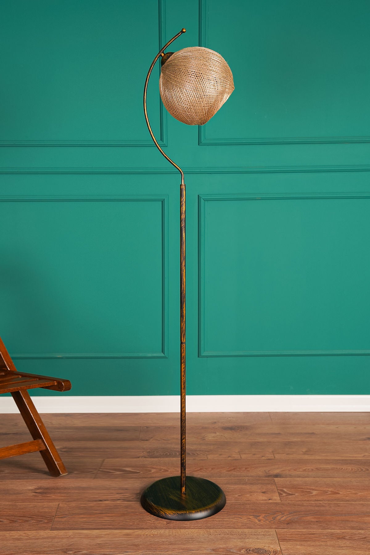 Candeeiro de Pé – 165 cm – Dourado e Preto – Metal e Juta