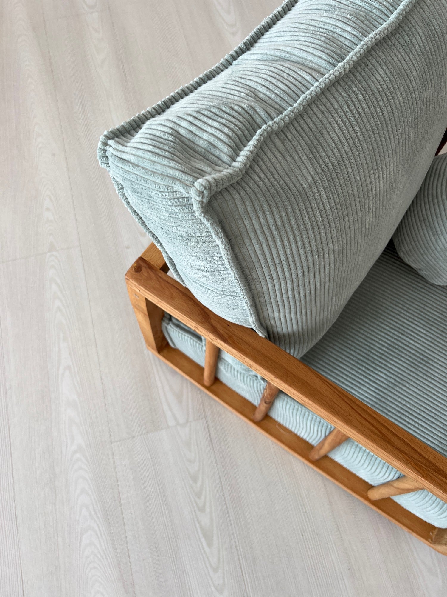 Poltrona Elegante, Azul, 50 cm L x 63 cm A x 72 cm P | Estrutura 100% Madeira de Carpa, Tecido 100% Poliéster | Conforto Elegante para Espaços Modernos