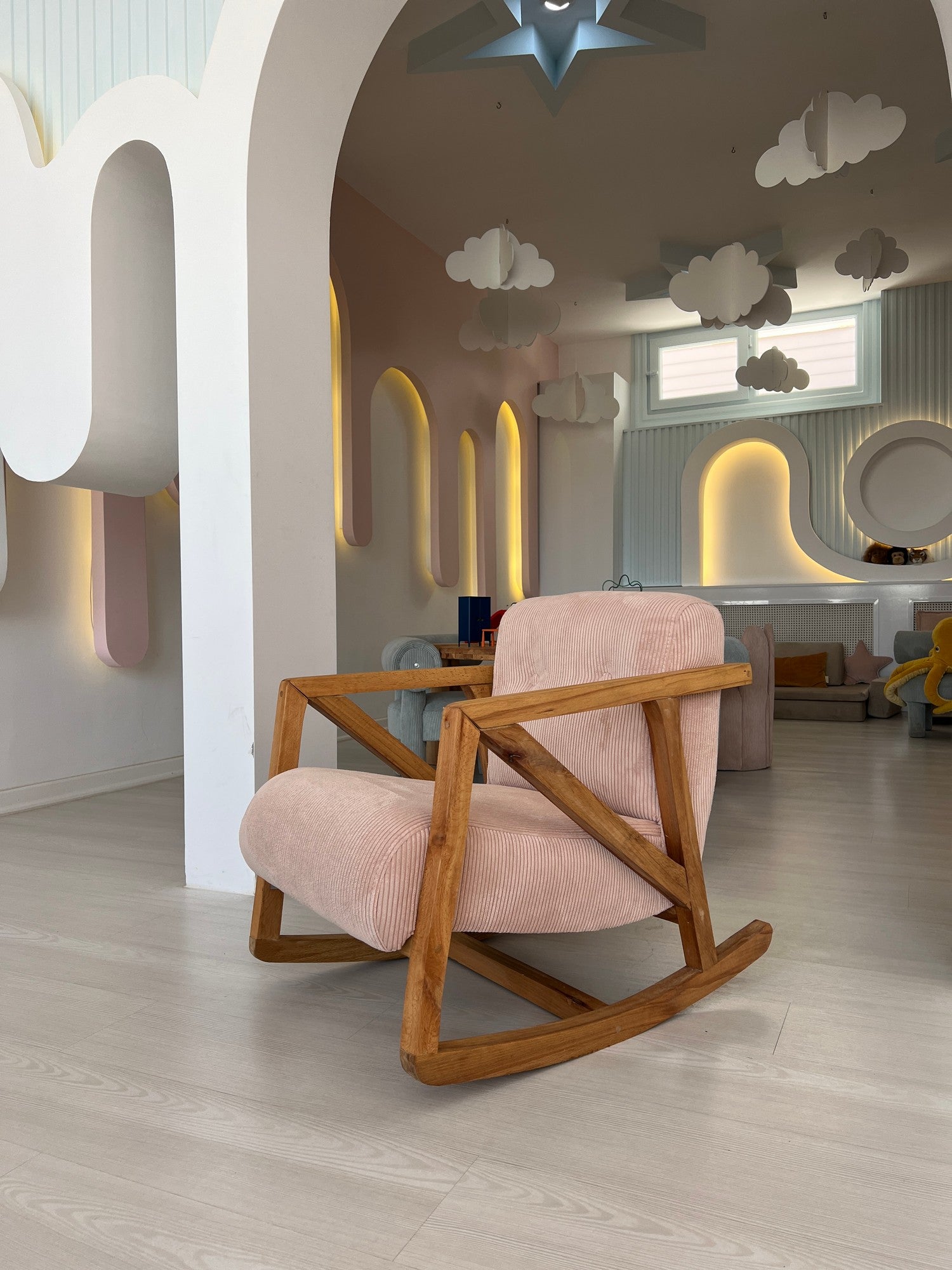 Poltrona Elegante, Rosa, 75 x 62 x 52 cm | Estrutura 100% Madeira de Carpa, Tecido 100% Poliéster | Acolchoamento de Espuma Confortável, Uma Adição Elegante a Qualquer Ambiente