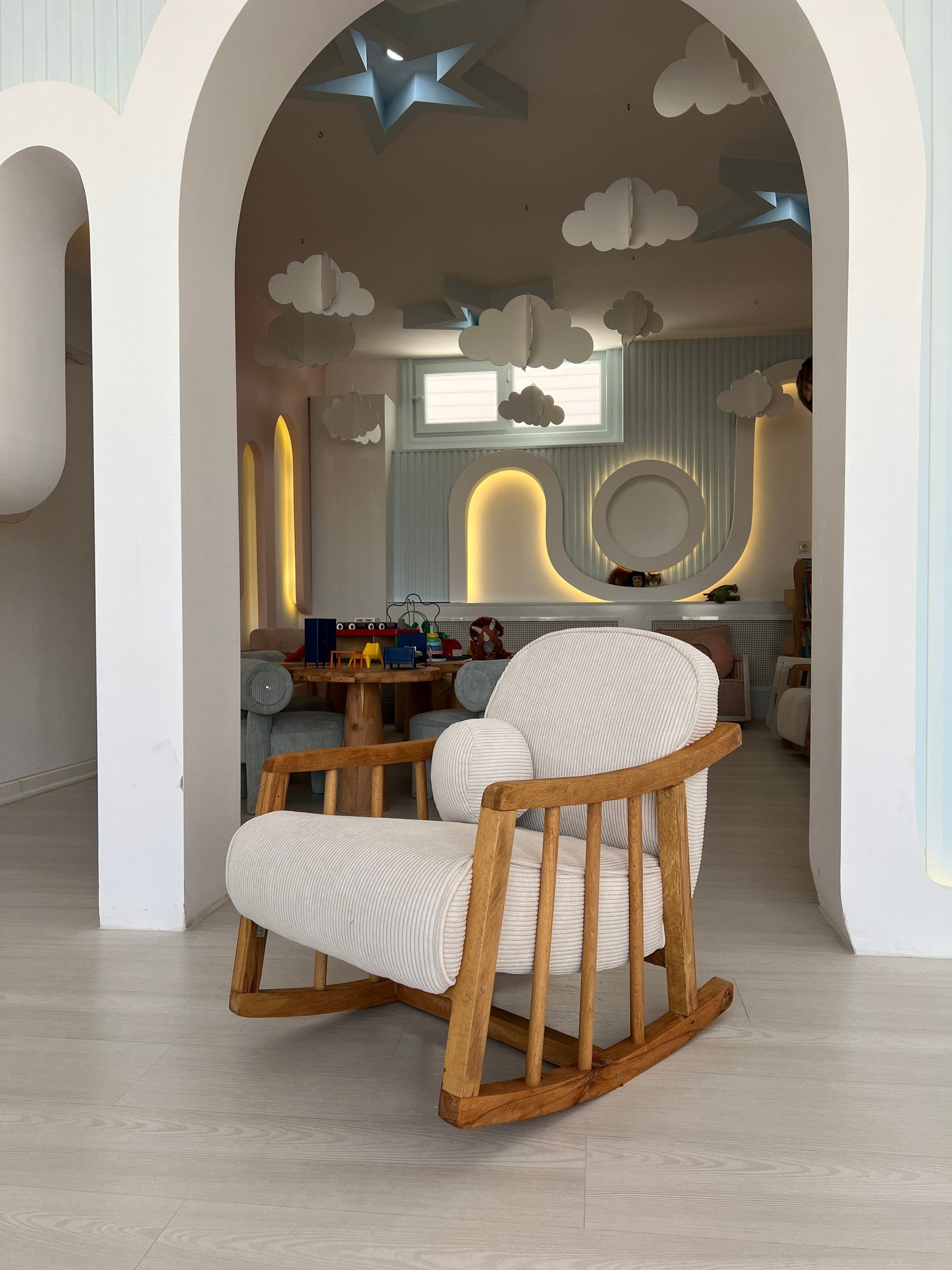 Poltrona Elegante, Branca, 72 x 60 x 52 cm | Estrutura 100% madeira de carpa, tecido 100% poliéster | Estofamento de espuma confortável, perfeito para espaços modernos