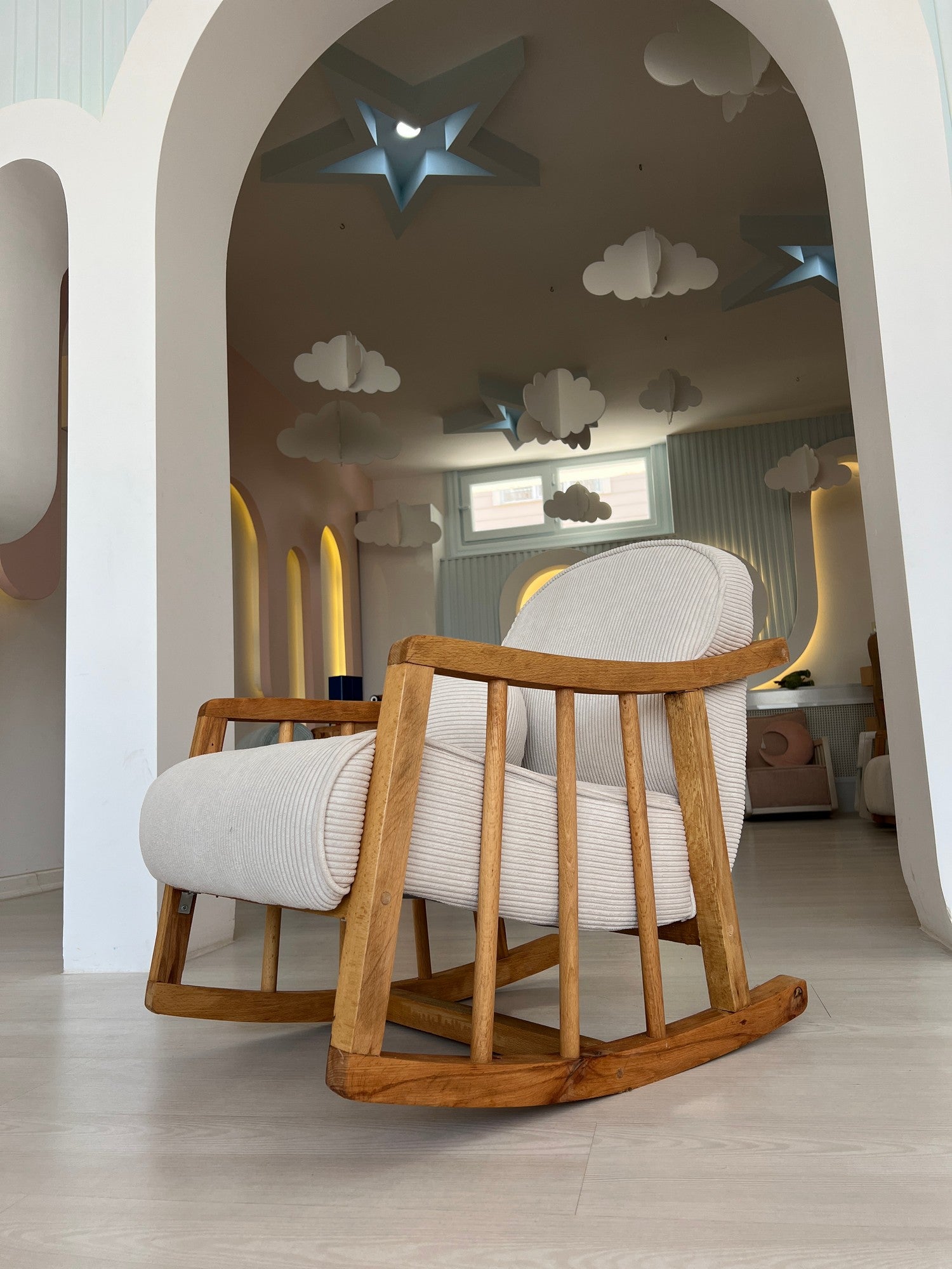 Poltrona Elegante, Branca, 72 x 60 x 52 cm | Estrutura 100% madeira de carpa, tecido 100% poliéster | Estofamento de espuma confortável, perfeito para espaços modernos