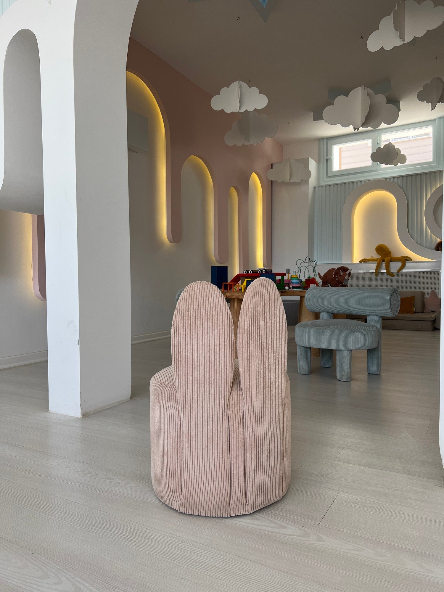 Poltrona de Asa Elegante, Tecido Rosa, 39 x 58 x 39 cm | 100% Poliéster, Estofamento em Espuma, Pernas de Plástico | Perfeita para Salas de Estar e Quartos Modernos