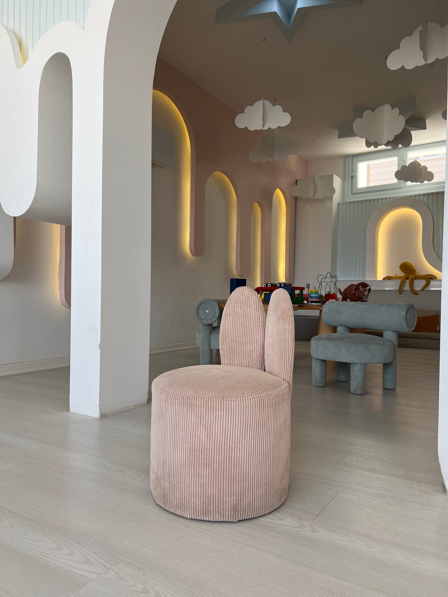 Poltrona de Asa Elegante, Tecido Rosa, 39 x 58 x 39 cm | 100% Poliéster, Estofamento em Espuma, Pernas de Plástico | Perfeita para Salas de Estar e Quartos Modernos