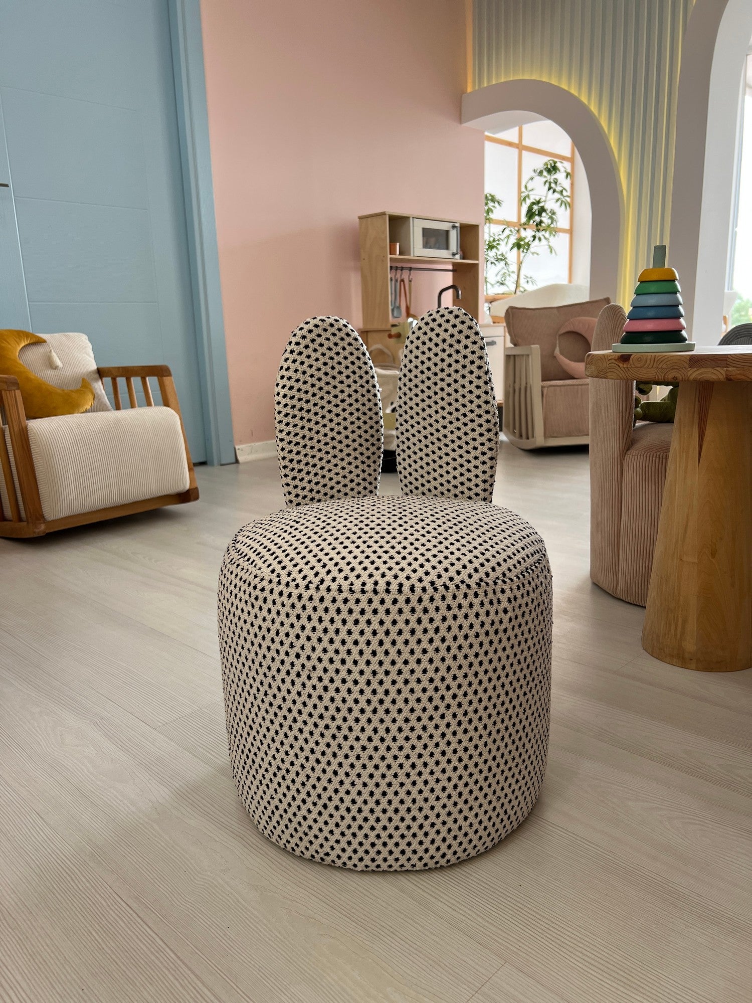 Poltrona de asa estilosa, tecido preto e branco, 39 x 58 x 39 cm | 100% poliéster, estofamento de espuma, pernas de plástico | Perfeita para salas de estar e escritórios modernos