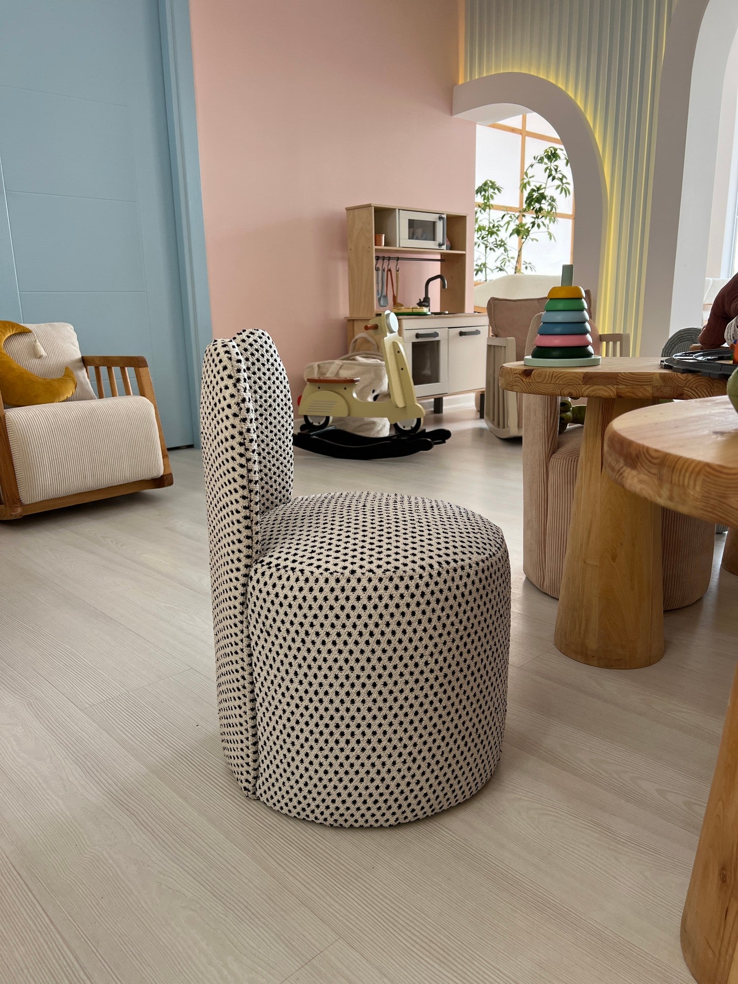 Poltrona de asa estilosa, tecido preto e branco, 39 x 58 x 39 cm | 100% poliéster, estofamento de espuma, pernas de plástico | Perfeita para salas de estar e escritórios modernos