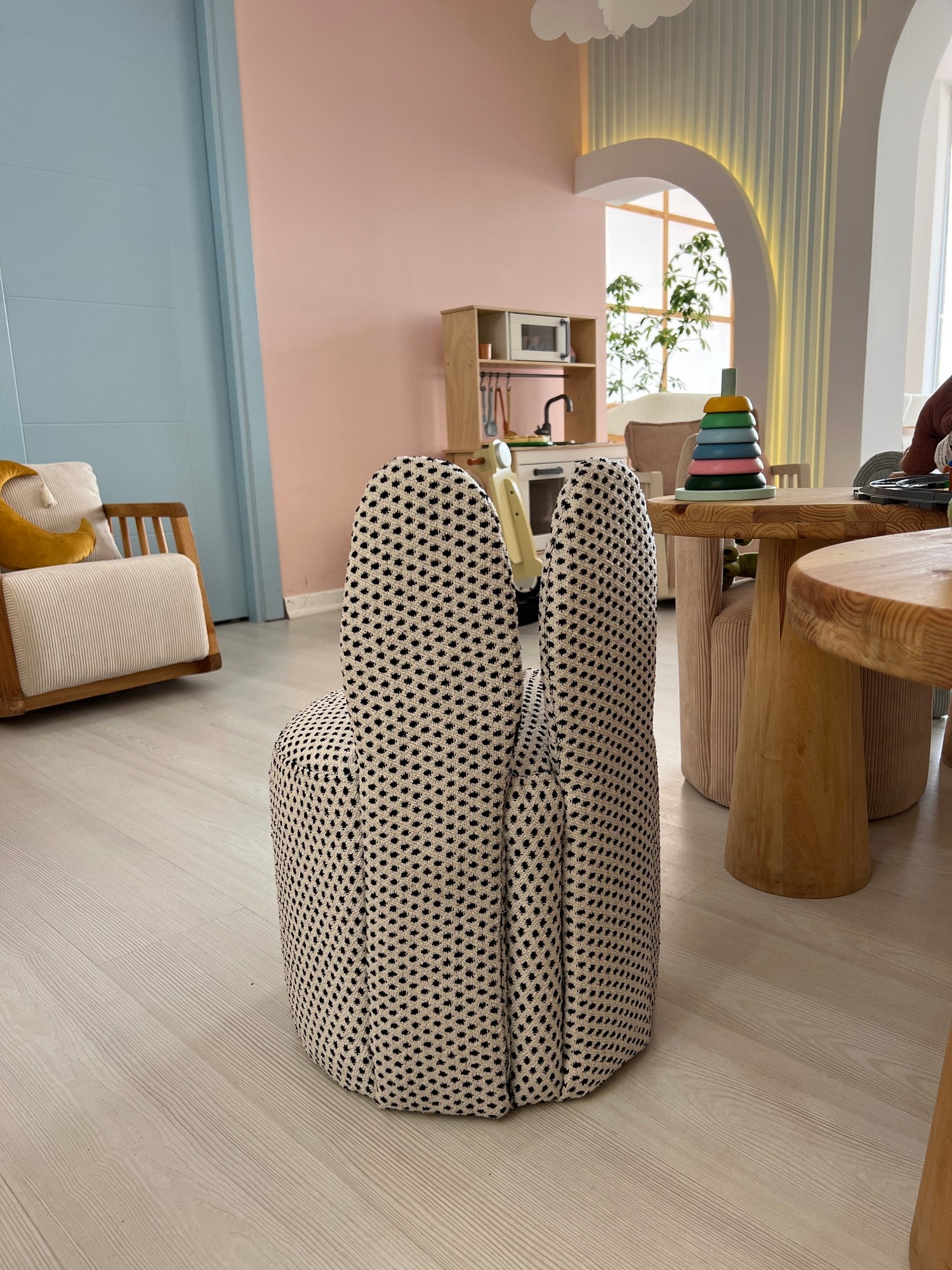 Poltrona de asa estilosa, tecido preto e branco, 39 x 58 x 39 cm | 100% poliéster, estofamento de espuma, pernas de plástico | Perfeita para salas de estar e escritórios modernos