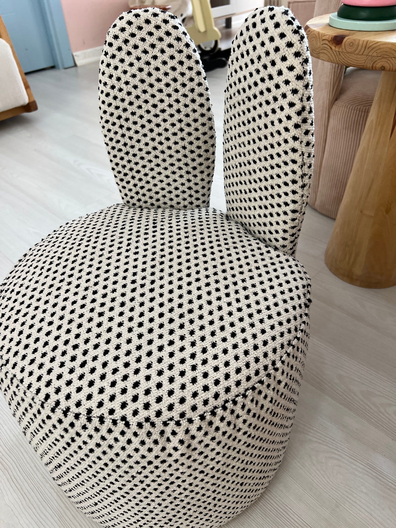 Poltrona de asa estilosa, tecido preto e branco, 39 x 58 x 39 cm | 100% poliéster, estofamento de espuma, pernas de plástico | Perfeita para salas de estar e escritórios modernos
