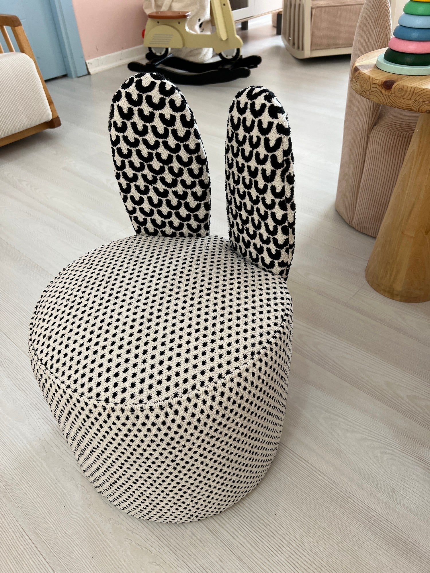 Poltrona de asa estilosa, tecido preto e branco, 39 x 58 x 39 cm | 100% poliéster, estofamento de espuma, pernas de plástico | Perfeita para salas de estar e escritórios modernos