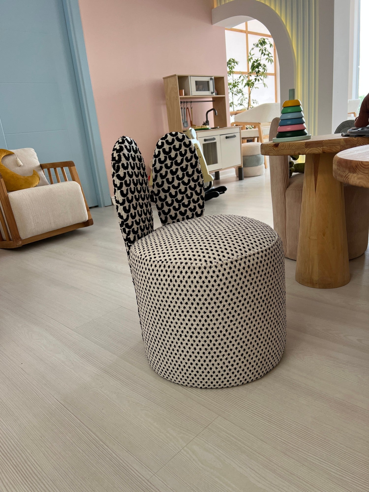 Poltrona de asa estilosa, tecido preto e branco, 39 x 58 x 39 cm | 100% poliéster, estofamento de espuma, pernas de plástico | Perfeita para salas de estar e escritórios modernos