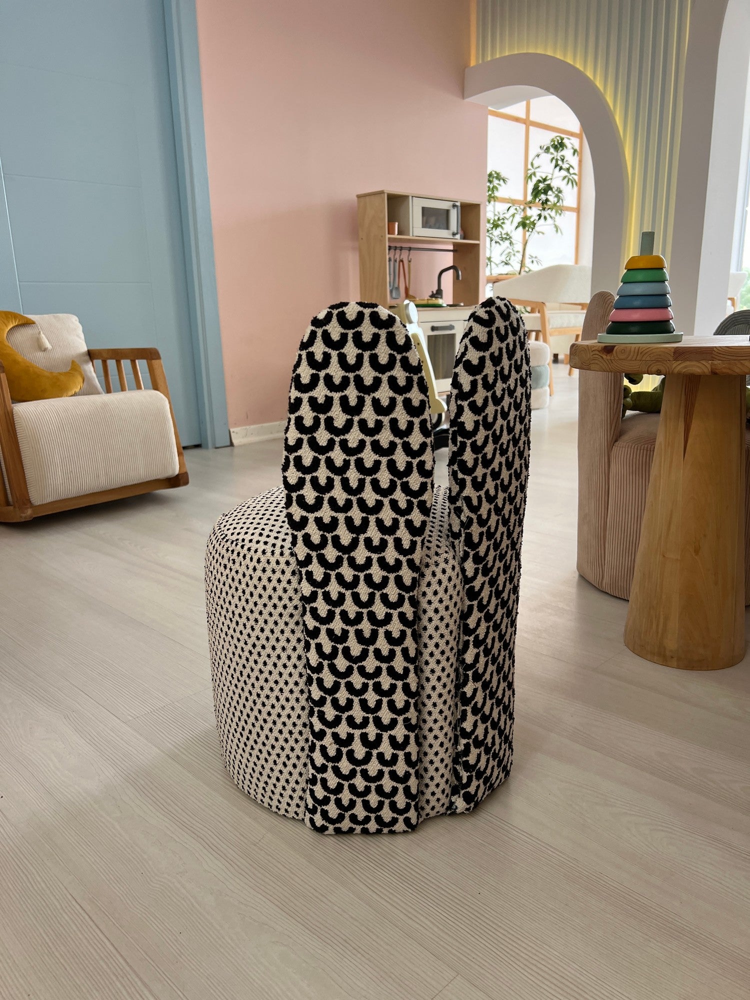 Poltrona de asa estilosa, tecido preto e branco, 39 x 58 x 39 cm | 100% poliéster, estofamento de espuma, pernas de plástico | Perfeita para salas de estar e escritórios modernos