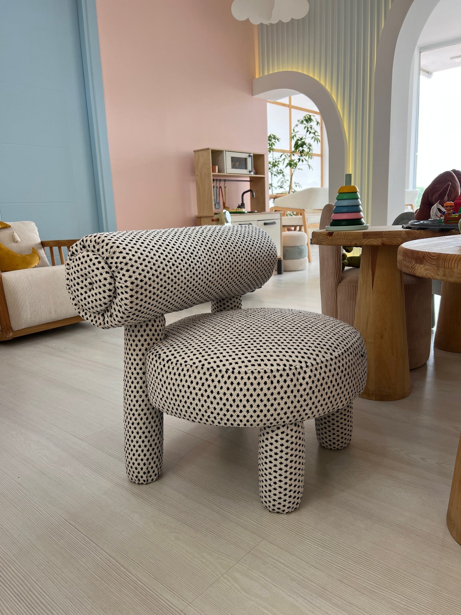 Poltrona Elegante, Preta e Branca, 39 x 58 x 39 cm | Estrutura 100% Madeira de Carpa, Tecido 100% Poliéster | Elegante e Confortável para Espaços Modernos