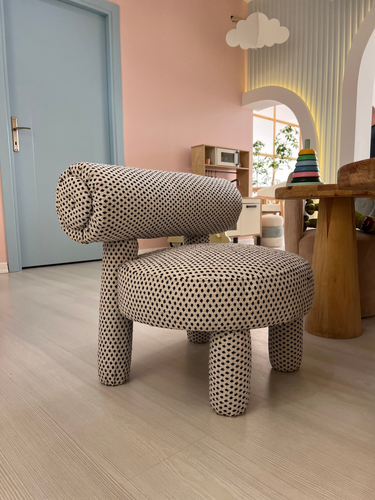Poltrona Elegante, Preta e Branca, 39 x 58 x 39 cm | Estrutura 100% Madeira de Carpa, Tecido 100% Poliéster | Elegante e Confortável para Espaços Modernos