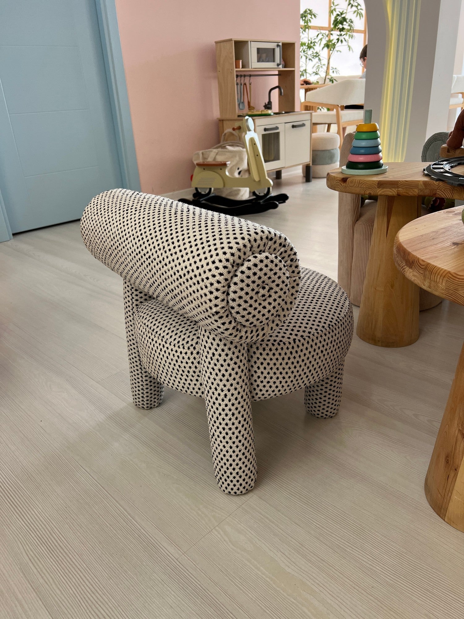 Poltrona Elegante, Preta e Branca, 39 x 58 x 39 cm | Estrutura 100% Madeira de Carpa, Tecido 100% Poliéster | Elegante e Confortável para Espaços Modernos