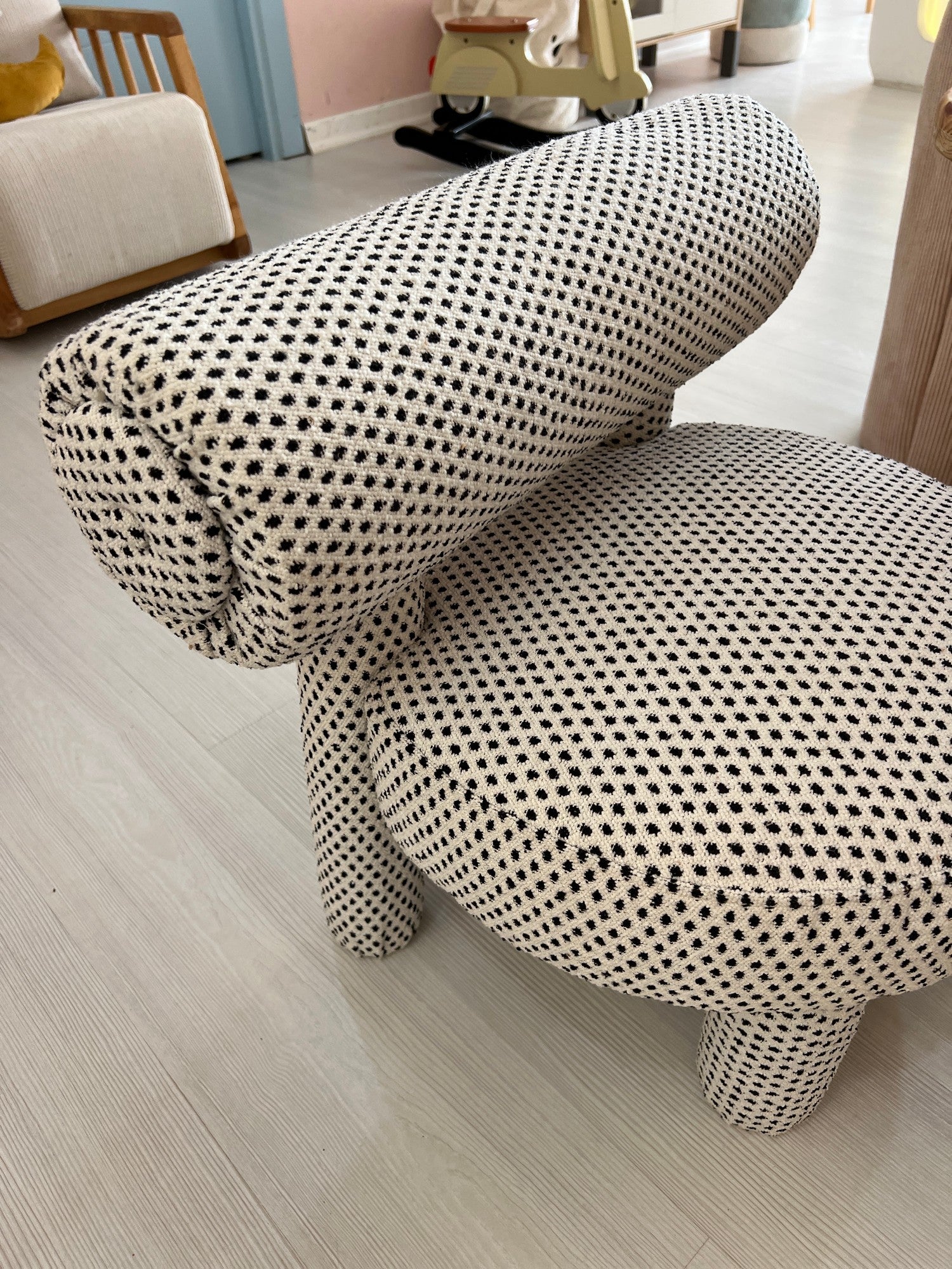 Poltrona Elegante, Preta e Branca, 39 x 58 x 39 cm | Estrutura 100% Madeira de Carpa, Tecido 100% Poliéster | Elegante e Confortável para Espaços Modernos
