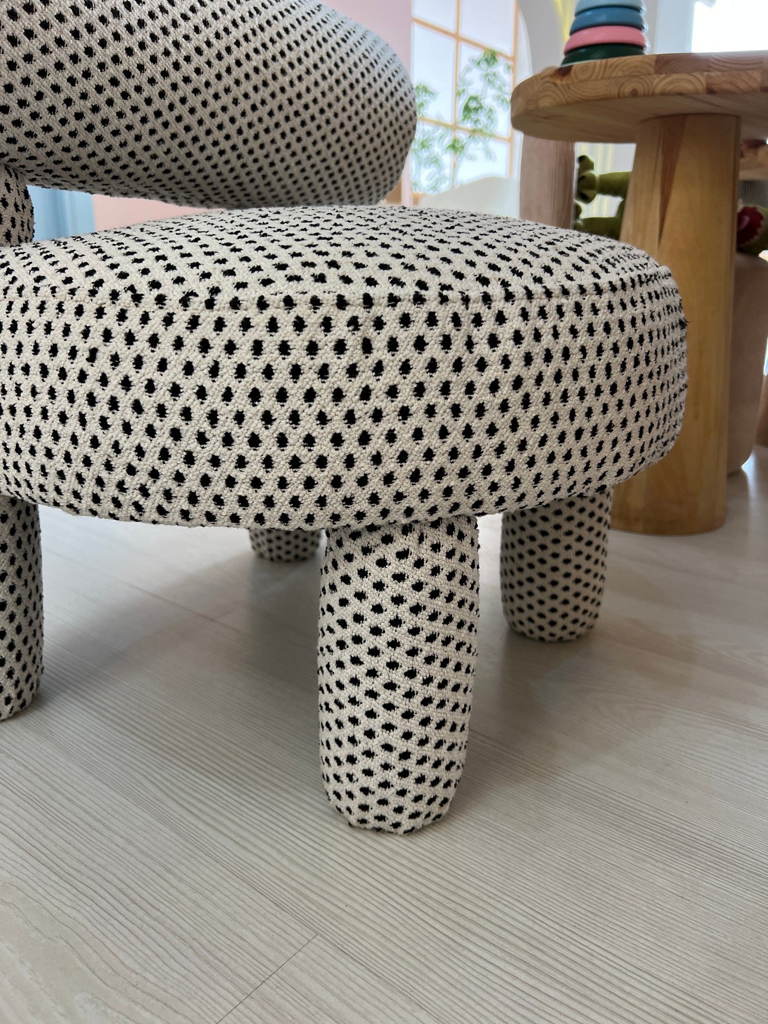 Poltrona Elegante, Preta e Branca, 39 x 58 x 39 cm | Estrutura 100% Madeira de Carpa, Tecido 100% Poliéster | Elegante e Confortável para Espaços Modernos
