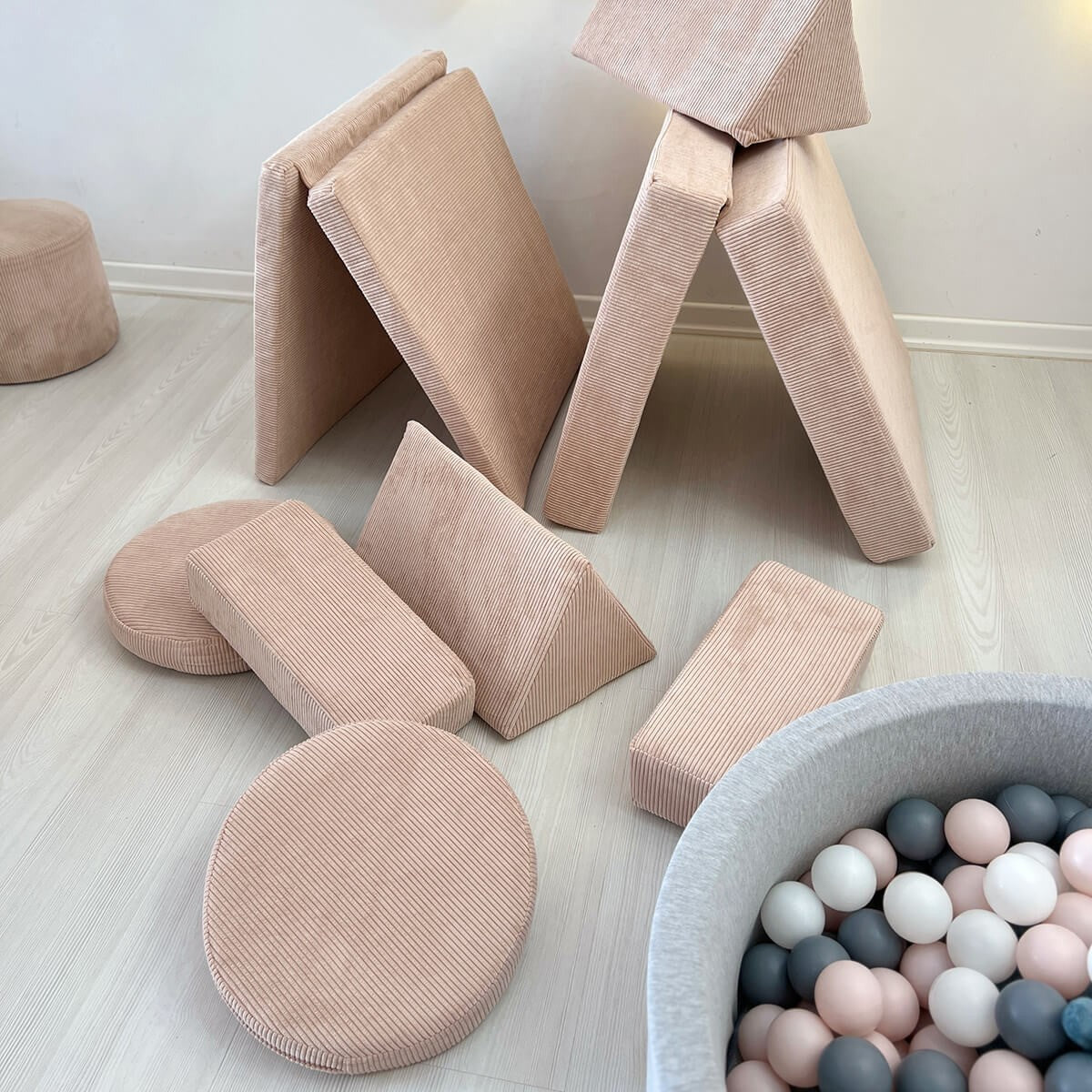 Sofá-cama elegante de 2 lugares, rosa, 140 x 70 x 46 cm | 100% poliéster, almofadas de espuma confortáveis | Perfeito para espaços pequenos e decoração moderna