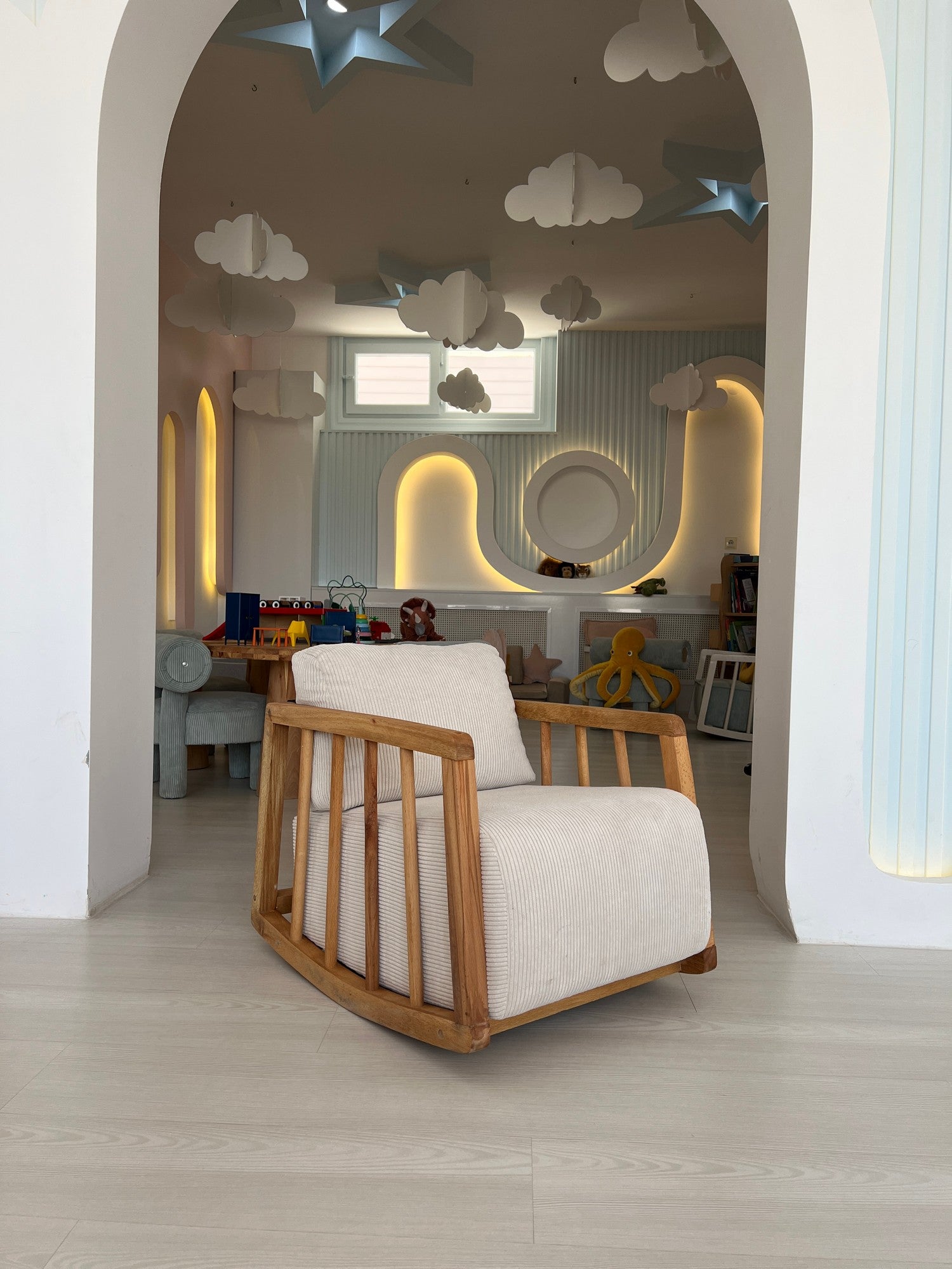 Poltrona Elegante, Branca, 72 x 63 x 50 cm | Estrutura 100% madeira de carpa, tecido 100% poliéster | Estofamento de espuma confortável, perfeito para espaços modernos