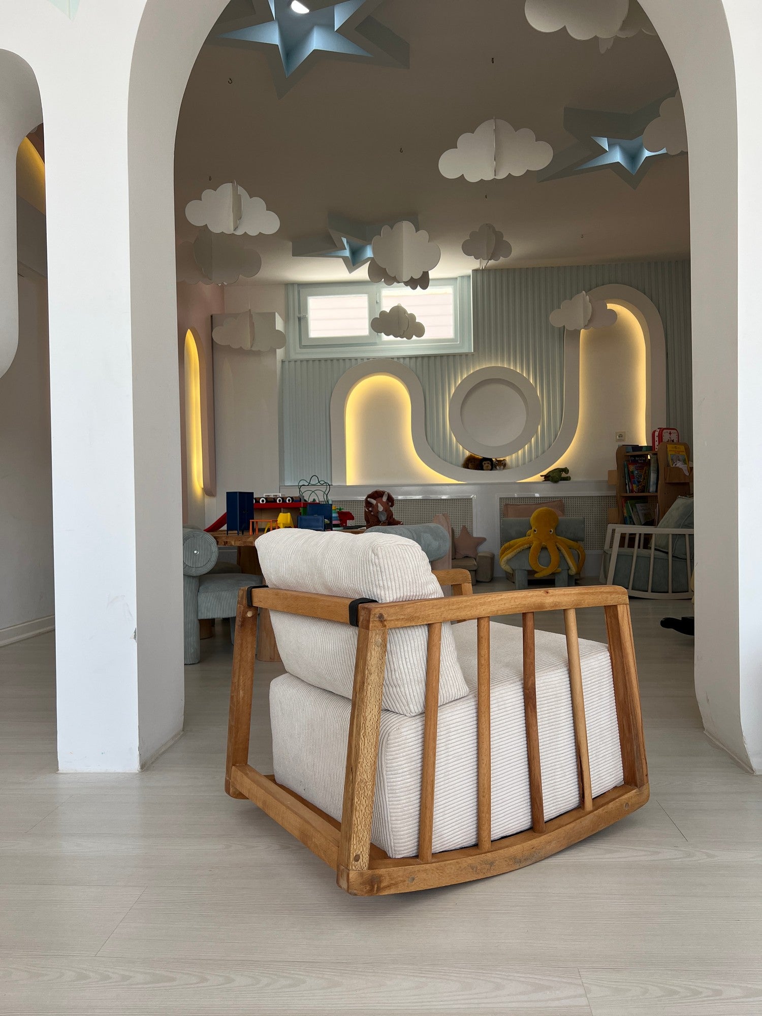 Poltrona Elegante, Branca, 72 x 63 x 50 cm | Estrutura 100% madeira de carpa, tecido 100% poliéster | Estofamento de espuma confortável, perfeito para espaços modernos