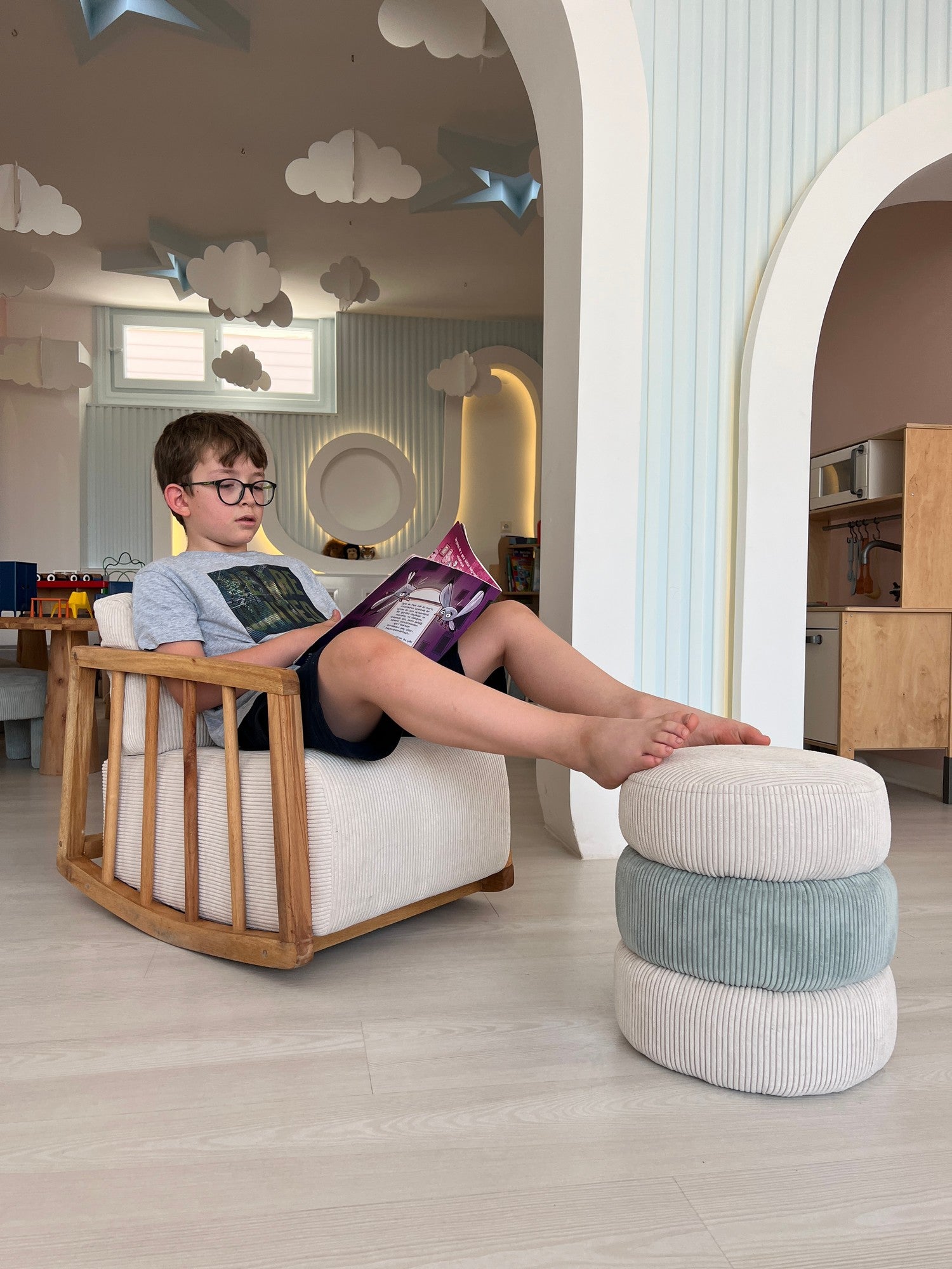 Poltrona Elegante, Branca, 72 x 63 x 50 cm | Estrutura 100% madeira de carpa, tecido 100% poliéster | Estofamento de espuma confortável, perfeito para espaços modernos