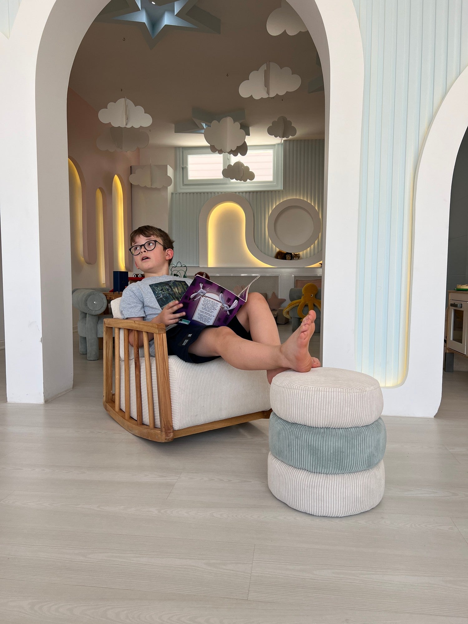 Poltrona Elegante, Branca, 72 x 63 x 50 cm | Estrutura 100% madeira de carpa, tecido 100% poliéster | Estofamento de espuma confortável, perfeito para espaços modernos